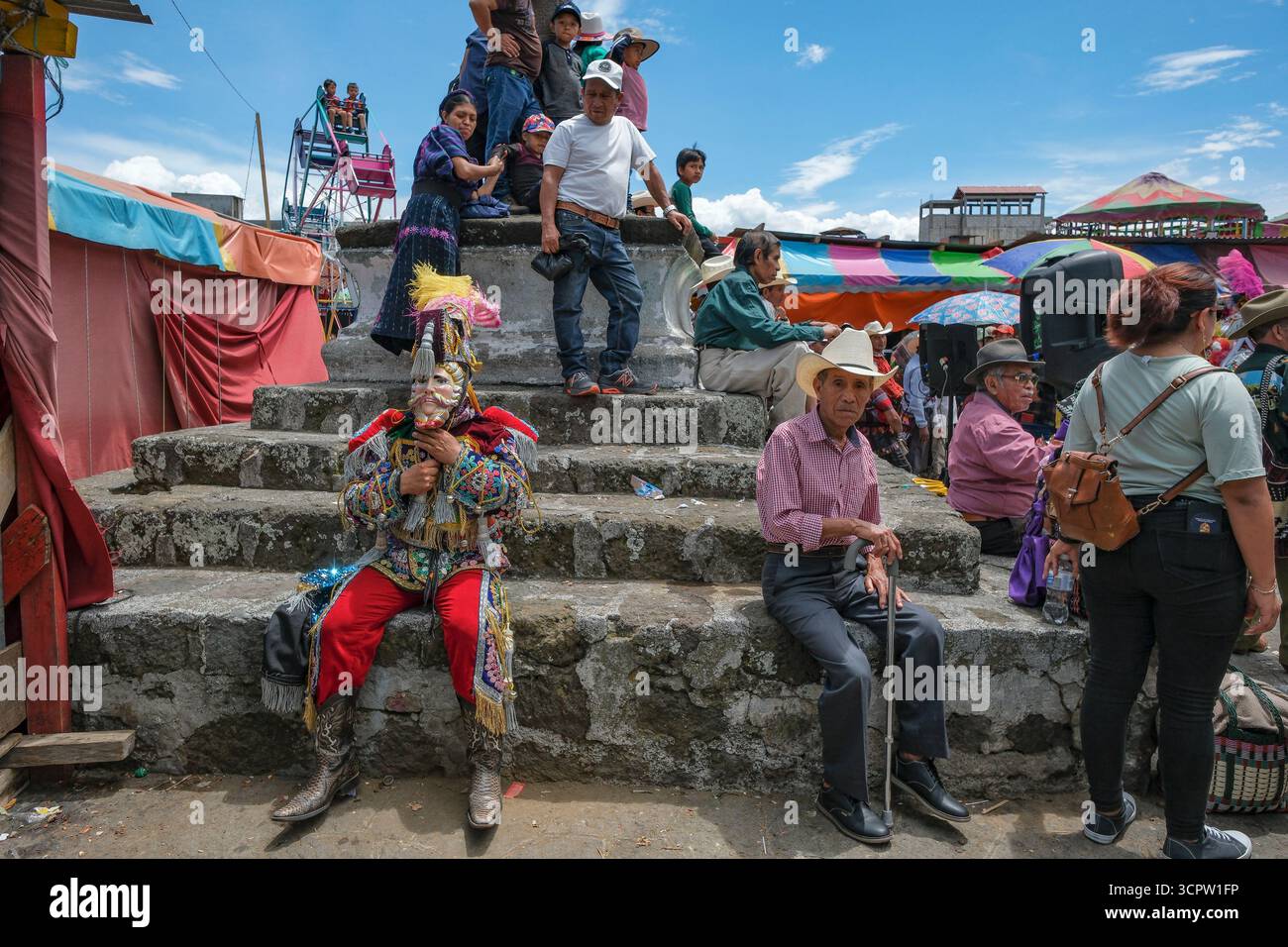 Santiago Atitlan, Guatemala - 25. Juli 2025: Eine Tänzerin macht eine Pause während des Eroberungstanzes beim Patron saint Festival zu Ehren des Heiligen Jakobswegs. Stockfoto
