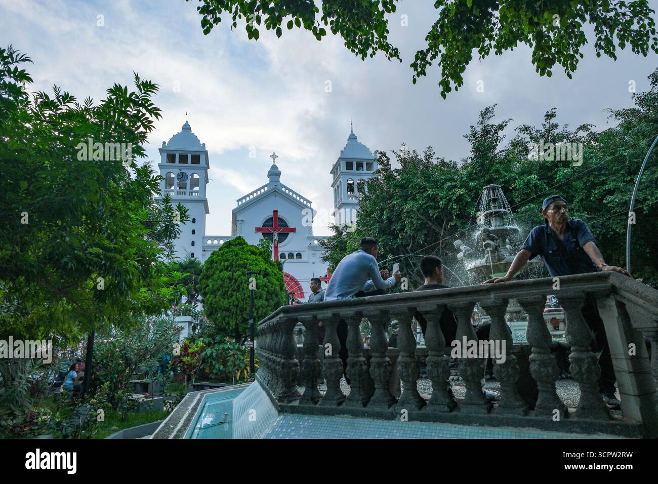 Juayua, El Salvador - 14. August 2025: Zentralpark neben der Kirche Santa Lucia in Juayua, El Salvador. Stockfoto