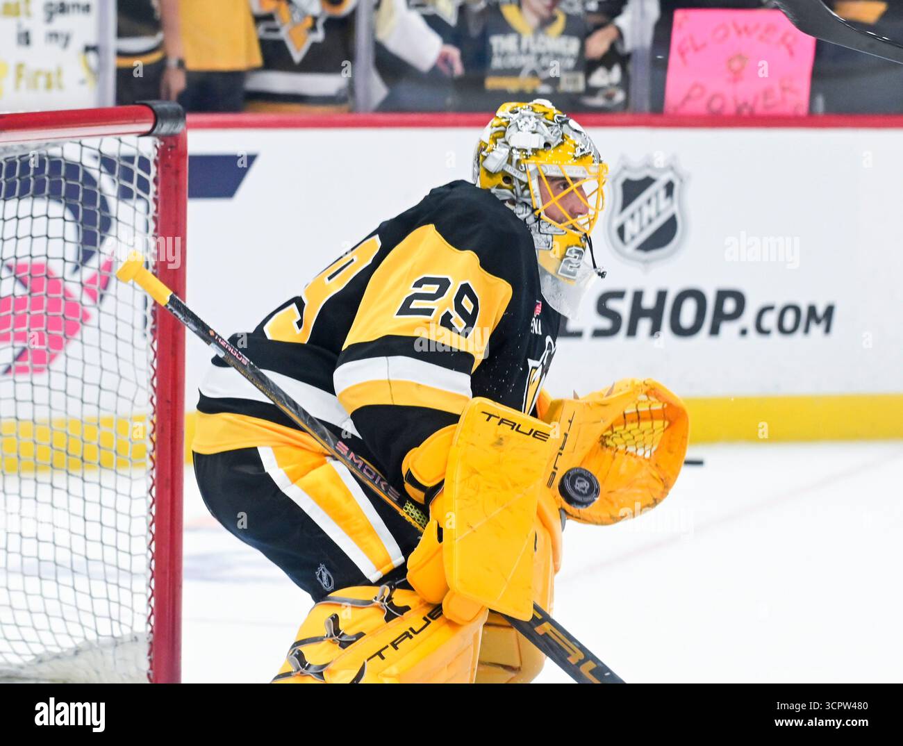 Pittsburgh, Usa. September 2025. Pittsburgh Penguins Torwart Marc-Andre Fleury wärmt sich am Samstag, den 27. September 2025, mit den Columbus Blue Jackets in der PPG Paints Arena in Pittsburgh auf. Marc-Andre Fleury unterschrieb einen professionellen Tryout-Vertrag bei den Penguins, damit er seine Karriere in einer Pinguinuniform beenden konnte. Foto von Archie Carpenter/UPI. Quelle: UPI/Alamy Live News Stockfoto