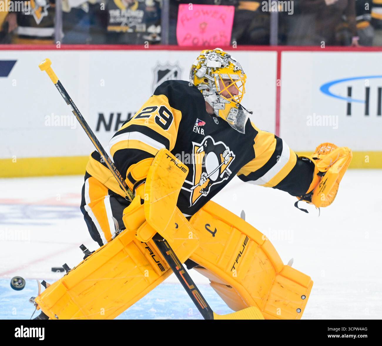 Pittsburgh, Usa. September 2025. Pittsburgh Penguins Torwart Marc-Andre Fleury wärmt sich am Samstag, den 27. September 2025, mit den Columbus Blue Jackets in der PPG Paints Arena in Pittsburgh auf. Marc-Andre Fleury unterschrieb einen professionellen Tryout-Vertrag bei den Penguins, damit er seine Karriere in einer Pinguinuniform beenden konnte. Foto von Archie Carpenter/UPI. Quelle: UPI/Alamy Live News Stockfoto
