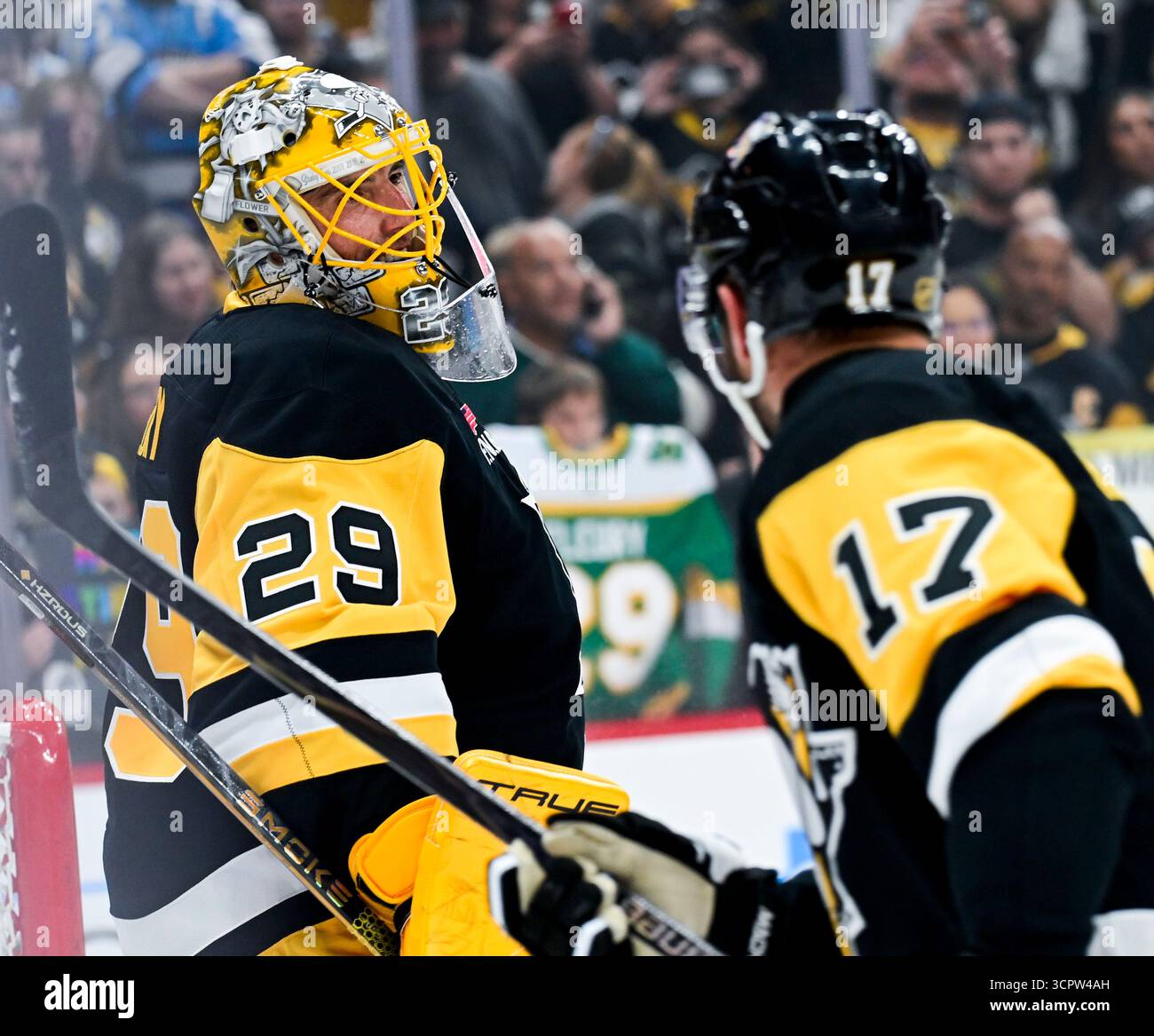 Pittsburgh, Usa. September 2025. Pittsburgh Penguins Torwart Marc-Andre Fleury lächelt, als die Pittsburgh Penguins am 27. September 2025 in der PPG Paints Arena in Pittsburgh beim Aufwärmtraining mit den Columbus Blue Jackets in der PPG Paints Arena in Pittsburgh vorbeifahren. Marc-Andre Fleury unterschrieb einen professionellen Tryout-Vertrag bei den Penguins, damit er seine Karriere in einer Pinguinuniform beenden konnte. Foto von Archie Carpenter/UPI. Quelle: UPI/Alamy Live News Stockfoto