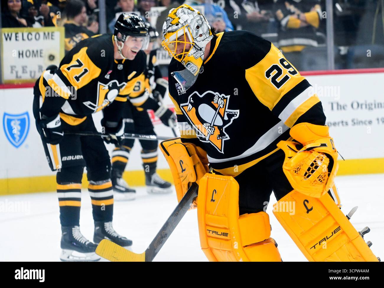 Pittsburgh, Usa. September 2025. Pittsburgh Penguins Torwart Marc-Andre Fleury wärmt sich am Samstag, den 27. September 2025, mit den Columbus Blue Jackets in der PPG Paints Arena in Pittsburgh auf. Marc-Andre Fleury unterschrieb einen professionellen Tryout-Vertrag bei den Penguins, damit er seine Karriere in einer Pinguinuniform beenden konnte. Foto von Archie Carpenter/UPI. Quelle: UPI/Alamy Live News Stockfoto