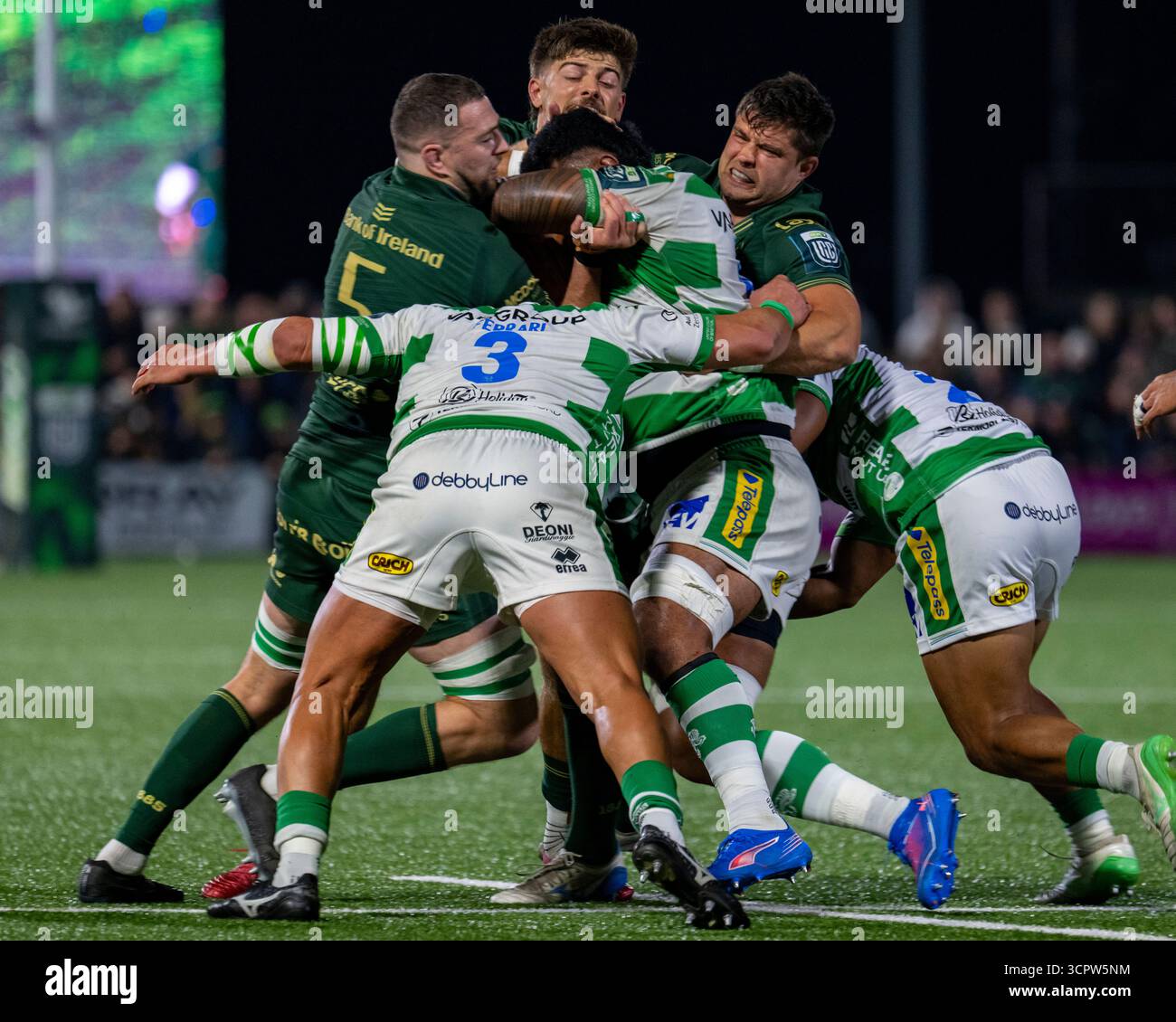 Galway, Republik Irland. September 2025. Spieler in Aktion während des Spiels der United Rugby Championship Runde 1 zwischen Connacht Rugby und Benetton Rugby im Dexcom Stadium in Galway, Irland am 27. September 2025 (Foto: Andrew SURMA/ Credit: SIPA USA/Alamy Live News Stockfoto