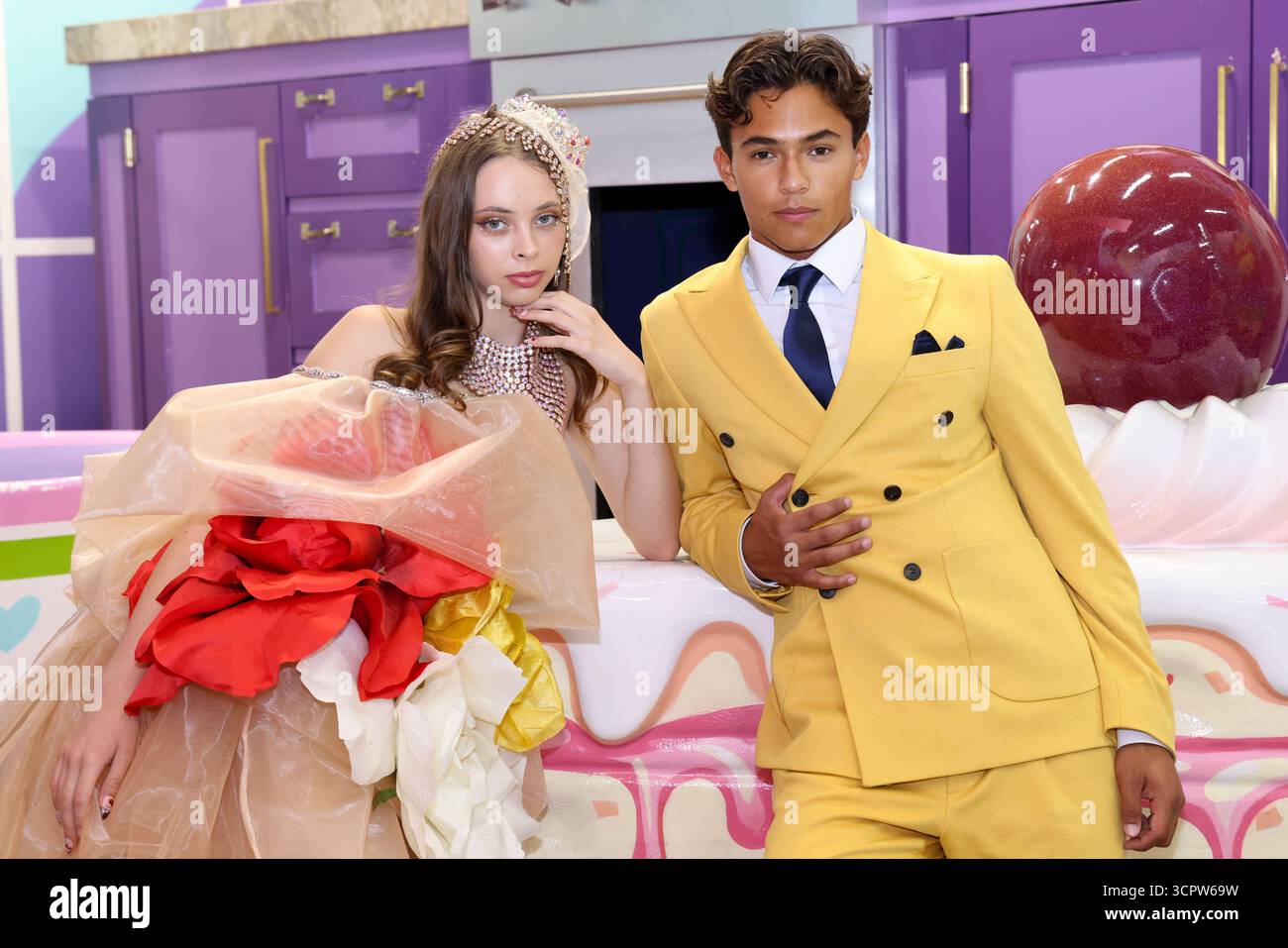 Hollywood, Kalifornien, USA. September 2025. Models posieren bei der Metropolitan Fashion Week Los Angeles Interactive Show im Museum of Illusions in Hollywood, Kalifornien. Quelle: Sheri Determan/Alamy Live News Stockfoto