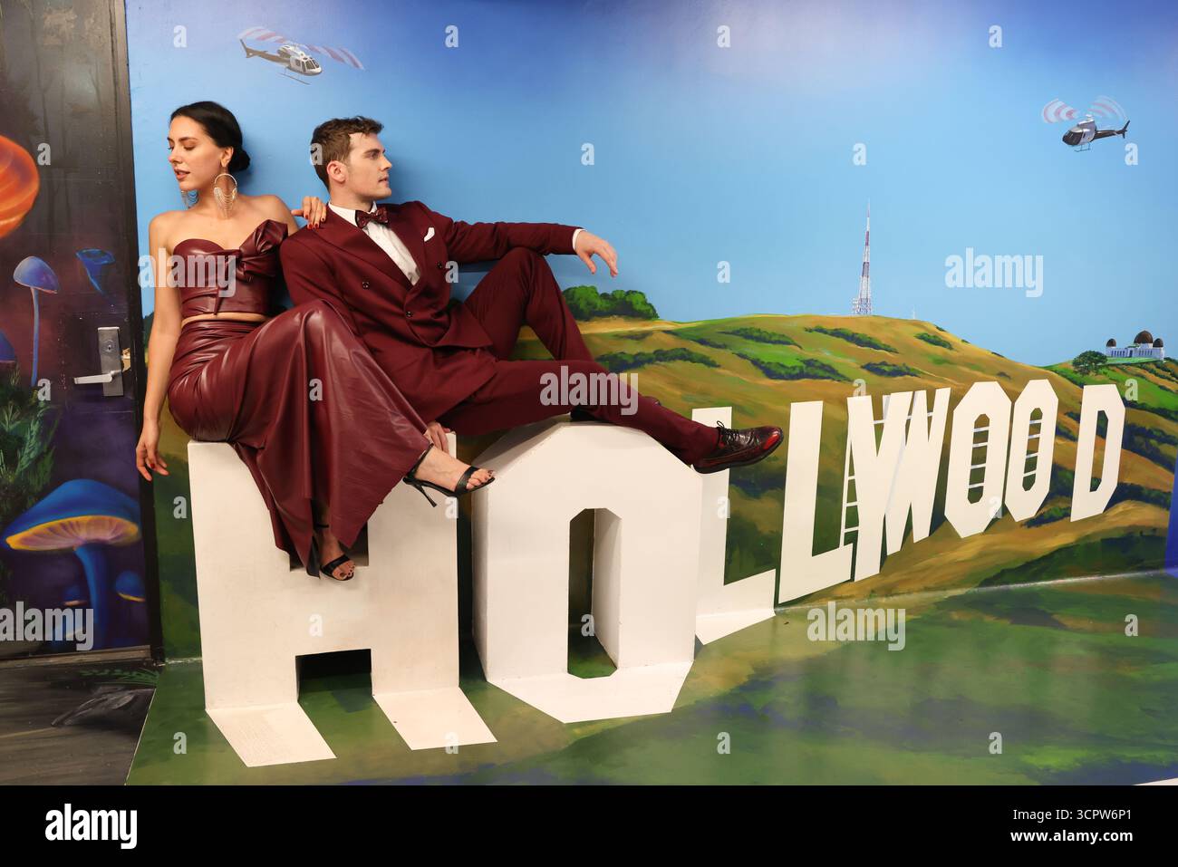 Hollywood, Kalifornien, USA. September 2025. Models posieren bei der Metropolitan Fashion Week Los Angeles Interactive Show im Museum of Illusions in Hollywood, Kalifornien. Quelle: Sheri Determan/Alamy Live News Stockfoto