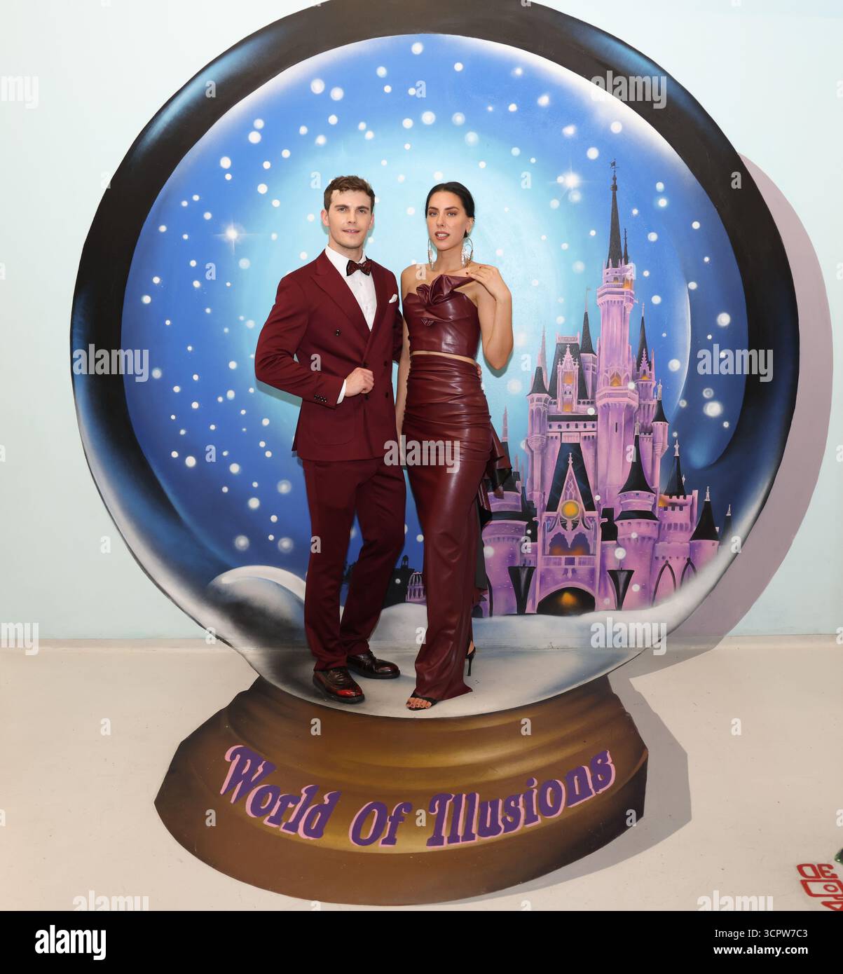 Hollywood, Kalifornien, USA. September 2025. Models posieren bei der Metropolitan Fashion Week Los Angeles Interactive Show im Museum of Illusions in Hollywood, Kalifornien. Quelle: Sheri Determan/Alamy Live News Stockfoto