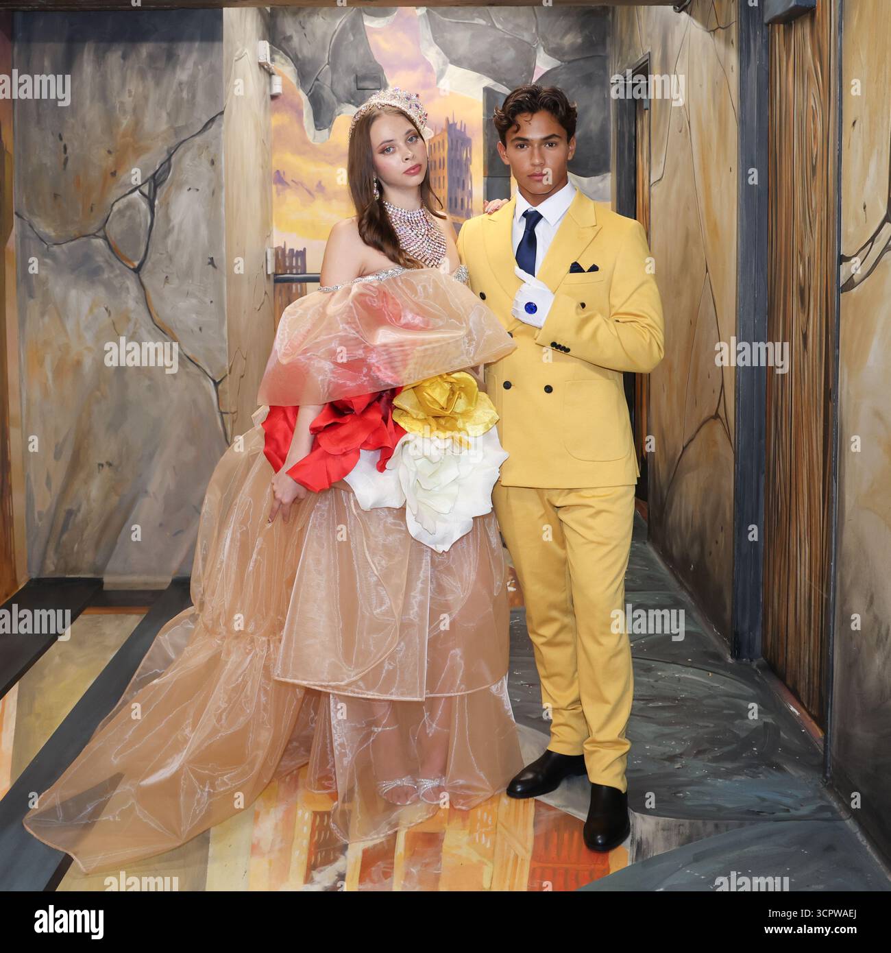 Hollywood, Kalifornien, USA. September 2025. Models posieren bei der Metropolitan Fashion Week Los Angeles Interactive Show im Museum of Illusions in Hollywood, Kalifornien. Quelle: Sheri Determan/Alamy Live News Stockfoto