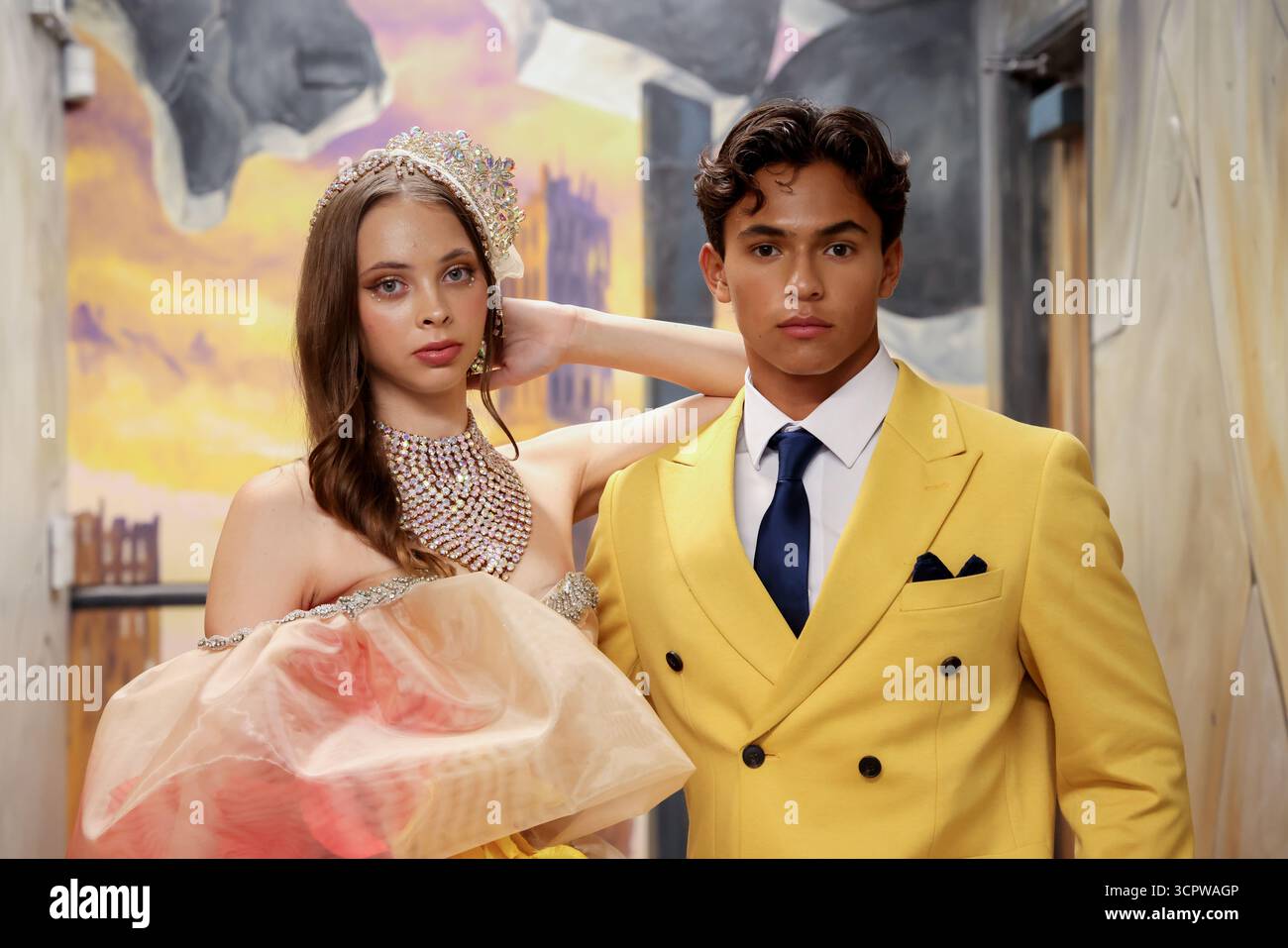 Hollywood, Kalifornien, USA. September 2025. Models posieren bei der Metropolitan Fashion Week Los Angeles Interactive Show im Museum of Illusions in Hollywood, Kalifornien. Quelle: Sheri Determan/Alamy Live News Stockfoto