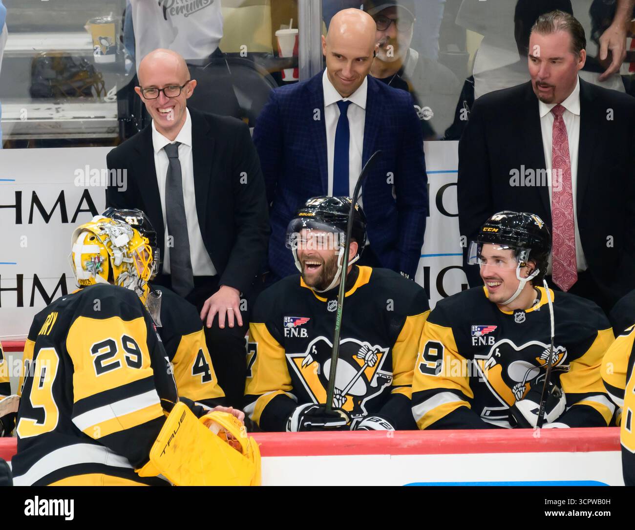 Der Torwart Marc-Andre Fleury der Pittsburgh Penguins geht zurück zur Penguins Bank, bevor er am Samstag, den 27. September 2025, in der PPG Paints Arena in Pittsburgh gegen die Columbus Blue Jackets schießt. Marc-Andre Fleury unterschrieb einen professionellen Tryout-Vertrag und spielte die dritte Periode bei den Penguins, um seine Karriere in einer Penguins-Uniform zu beenden. Foto von Archie Carpenter/UPI. Stockfoto