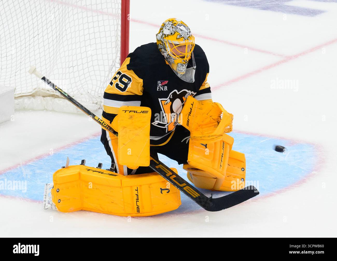 Der Torwart Marc-Andre Fleury der Pittsburgh Penguins schlägt in der dritten Phase des Sieges 4-1 gegen die Columbus Blue Jackets in der PPG Paintings Arena in Pittsburgh am Samstag, den 27. September 2025. Marc-Andre Fleury unterschrieb einen professionellen Tryout-Vertrag und spielte die dritte Periode bei den Penguins, um seine Karriere in einer Penguins-Uniform zu beenden. Foto von Archie Carpenter/UPI. Stockfoto