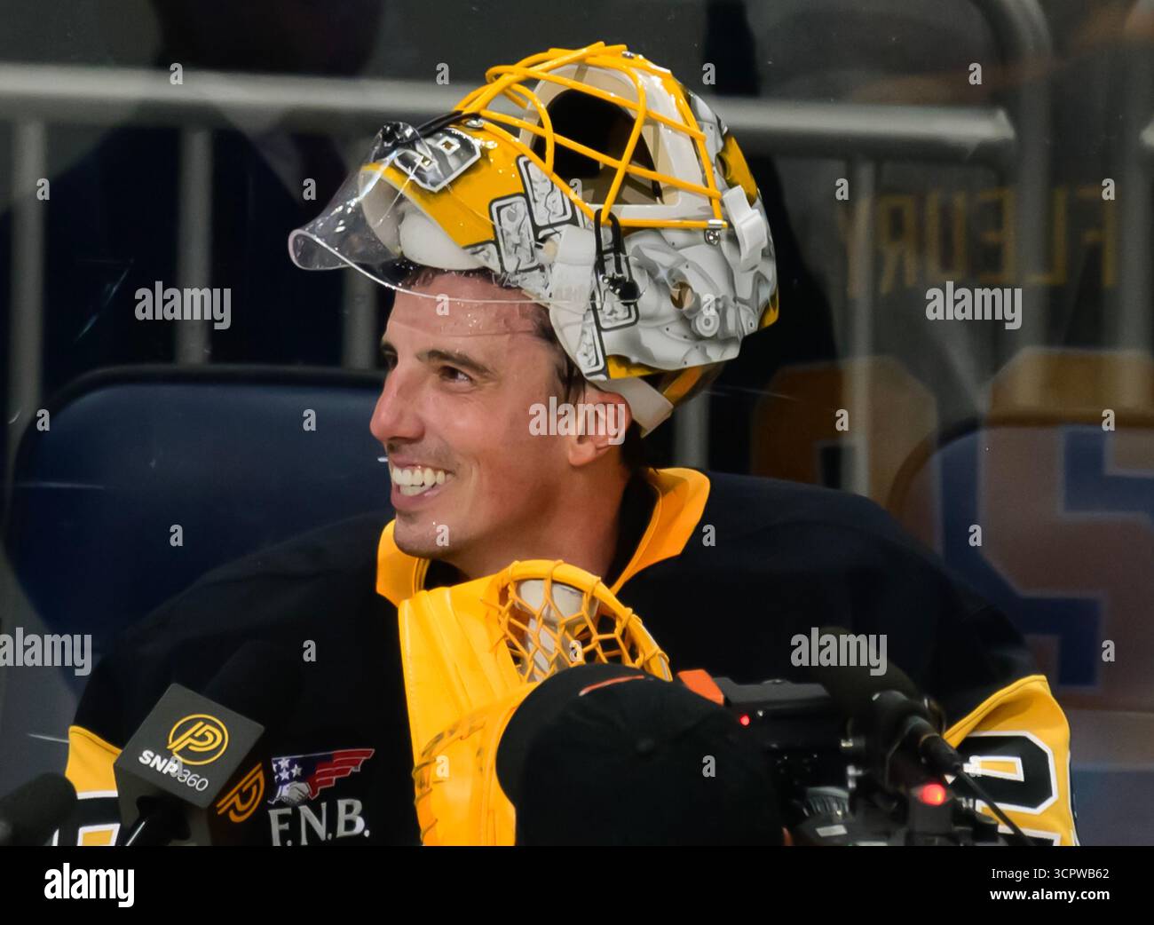 Marc-Andre Fleury, Torhüter der Pittsburgh Penguins, zeigt seine Emotionen während des Interviews nach dem Sieg 4-1 gegen die Columbus Blue Jackets in der PPG Paints Arena in Pittsburgh am Samstag, den 27. September 2025. Marc-Andre Fleury unterschrieb einen professionellen Tryout-Vertrag und spielte die dritte Periode bei den Penguins, um seine Karriere in einer Penguins-Uniform zu beenden. Foto von Archie Carpenter/UPI. Stockfoto