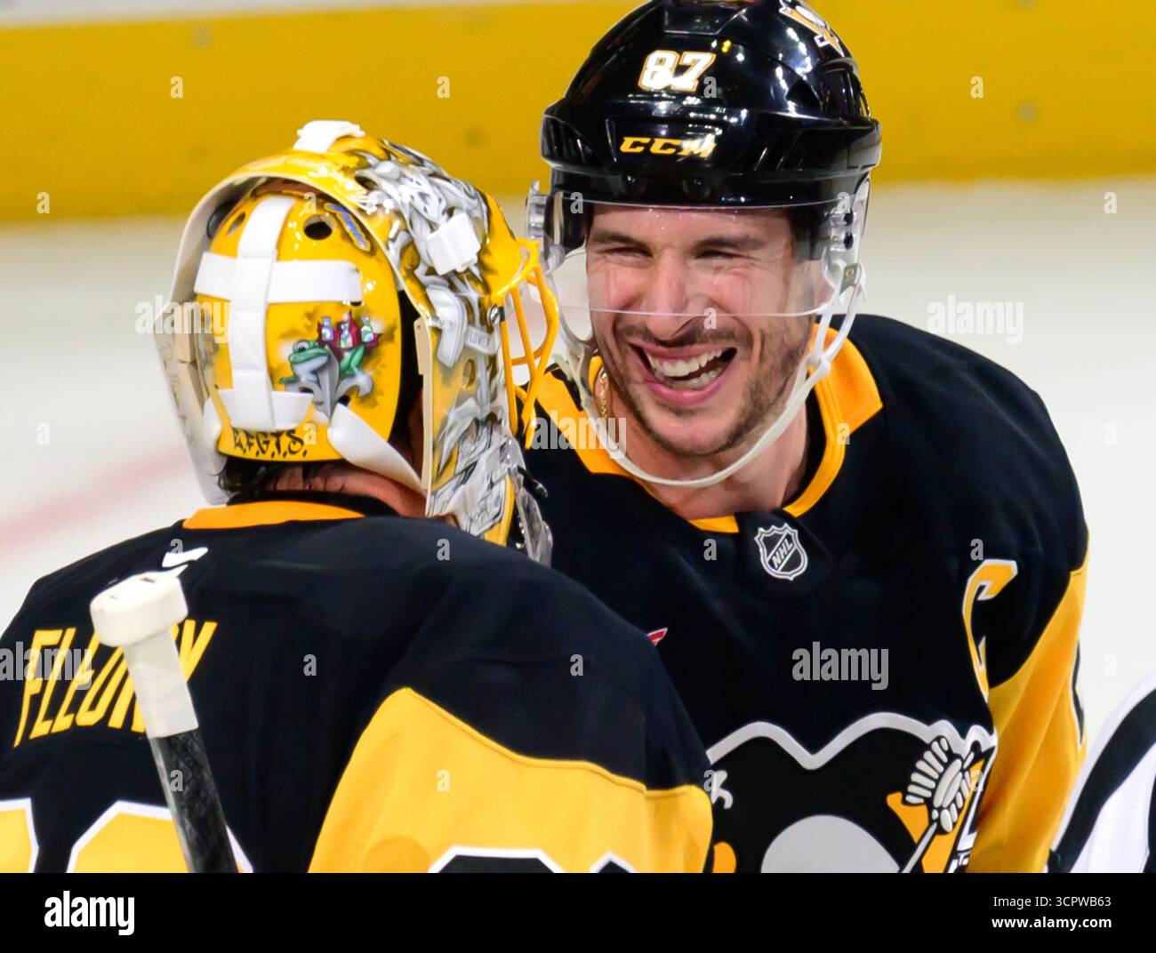 Sidney Crosby (87) begrüßt Pittsburgh Penguins Torhüter Marc-Andre Fleury nach dem Sieg 4-1 gegen die Columbus Blue Jackets in der PPG Paints Arena in Pittsburgh am Samstag, den 27. September 2025. Marc-Andre Fleury unterschrieb einen professionellen Tryout-Vertrag und spielte die dritte Periode bei den Penguins, um seine Karriere in einer Penguins-Uniform zu beenden. Foto von Archie Carpenter/UPI. Stockfoto