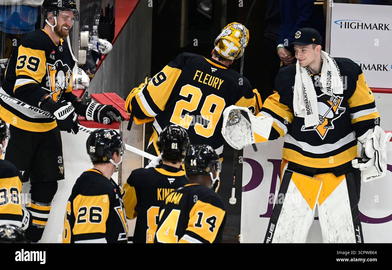 Der Torhüter Marc-Andre Fleury der Pittsburgh Penguins verlässt das Eis zum letzten Mal nach dem Sieg 4-1 gegen die Columbus Blue Jackets in der PPG Paints Arena in Pittsburgh am Samstag, den 27. September 2025. Marc-Andre Fleury unterschrieb einen professionellen Tryout-Vertrag und spielte die dritte Periode bei den Penguins, um seine Karriere in einer Penguins-Uniform zu beenden. Foto von Archie Carpenter/UPI. Stockfoto