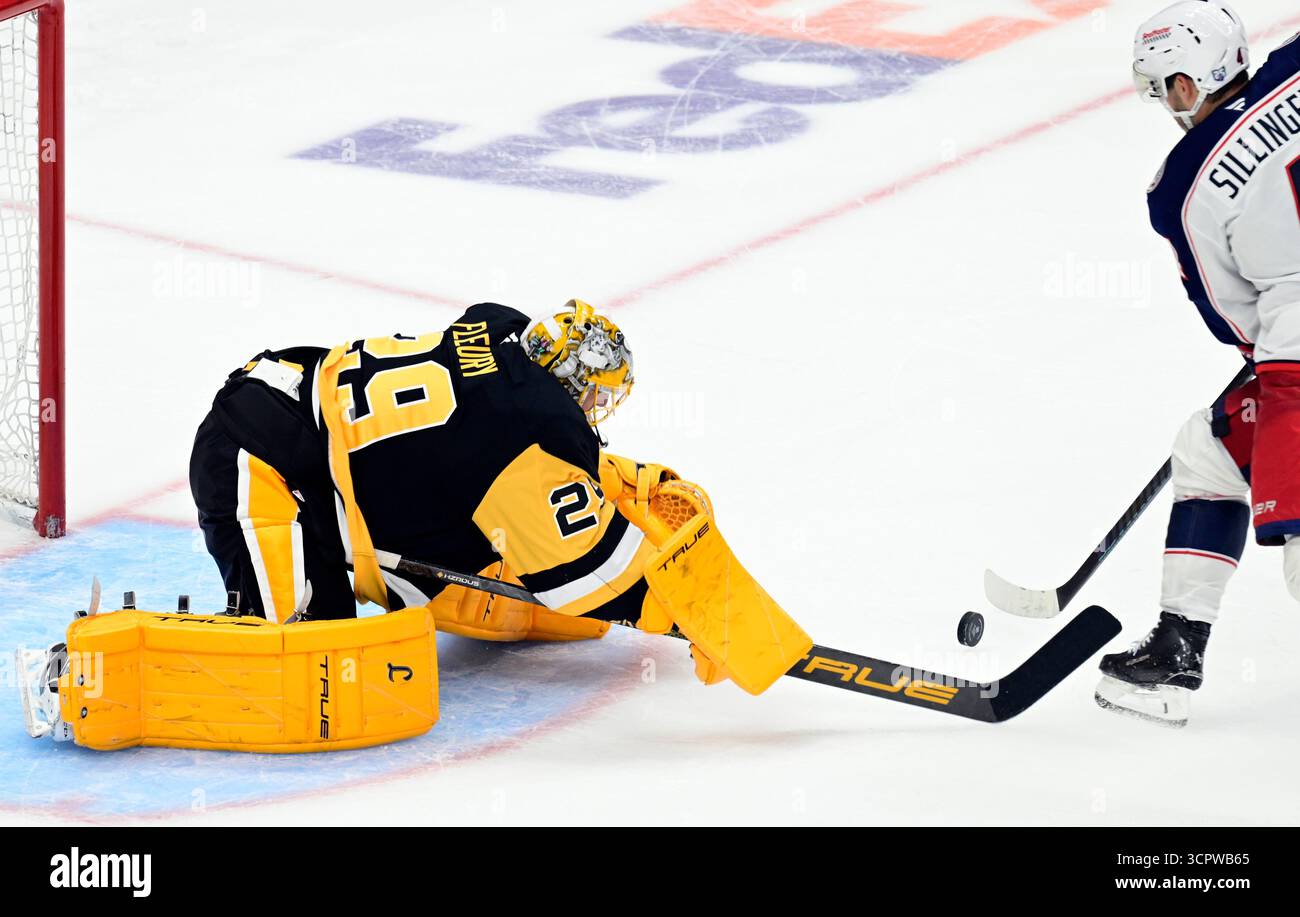 Pittsburgh Penguins Torhüter Marc-Andre Fleury während des Sonderschießens nach dem Sieg 4-1 gegen die Columbus Blue Jackets in der PPG Paintings Arena in Pittsburgh am Samstag, den 27. September 2025. Marc-Andre Fleury unterschrieb einen professionellen Tryout-Vertrag und spielte die dritte Periode bei den Penguins, um seine Karriere in einer Penguins-Uniform zu beenden. Foto von Archie Carpenter/UPI. Stockfoto