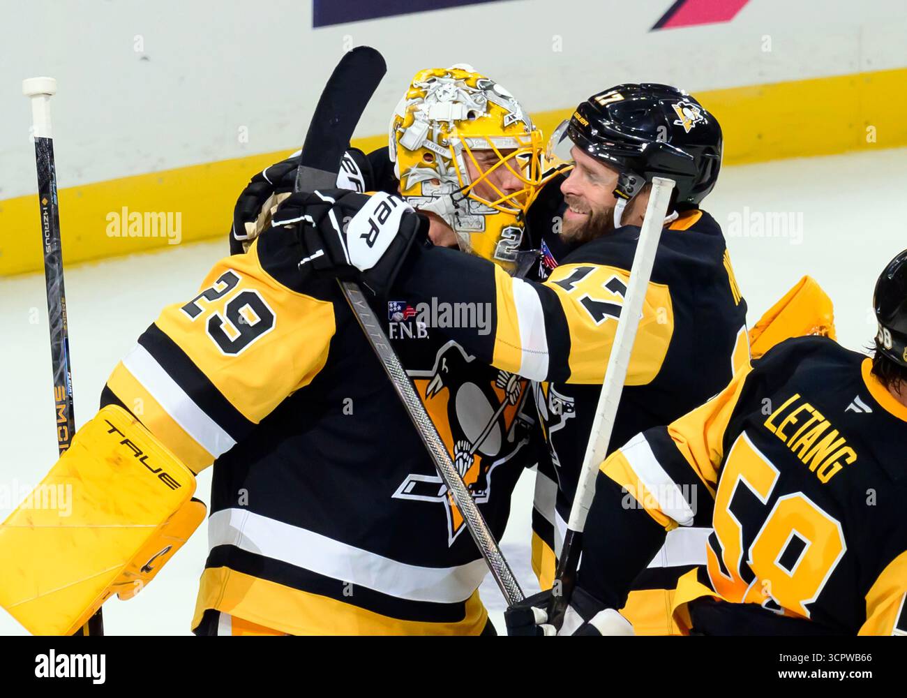 Der rechte Flügel von Pittsburgh Penguins Bryan Rust (17) schließt Torhüter Marc-Andre Fleury der Pittsburgh Penguins nach dem Sieg 4-1 gegen die Columbus Blue Jackets in der PPG Paints Arena in Pittsburgh am 27. September 2025 ein. Marc-Andre Fleury unterschrieb einen professionellen Tryout-Vertrag und spielte die dritte Periode bei den Penguins, um seine Karriere in einer Penguins-Uniform zu beenden. Foto von Archie Carpenter/UPI. Stockfoto