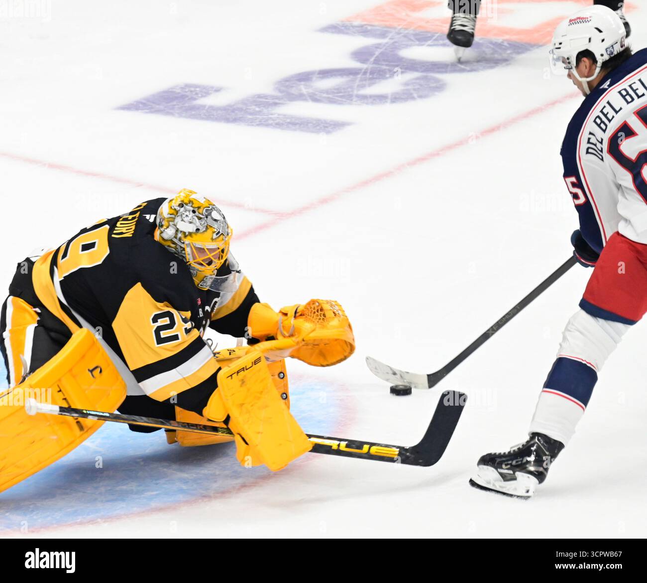 Pittsburgh Penguins Torhüter Marc-Andre Fleury während des Sonderschießens nach dem Sieg 4-1 gegen die Columbus Blue Jackets in der PPG Paintings Arena in Pittsburgh am Samstag, den 27. September 2025. Marc-Andre Fleury unterschrieb einen professionellen Tryout-Vertrag und spielte die dritte Periode bei den Penguins, um seine Karriere in einer Penguins-Uniform zu beenden. Foto von Archie Carpenter/UPI. Stockfoto