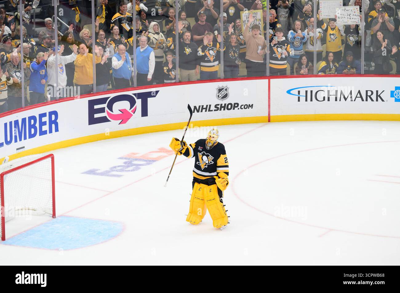 Pittsburgh Penguins Torhüter Marc-Andre Fleury winkt den Fans nach dem Sieg 4-1 gegen die Columbus Blue Jackets in der PPG Paints Arena in Pittsburgh am Samstag, den 27. September 2025. Marc-Andre Fleury unterschrieb einen professionellen Tryout-Vertrag und spielte die dritte Periode bei den Penguins, um seine Karriere in einer Penguins-Uniform zu beenden. Foto von Archie Carpenter/UPI. Stockfoto