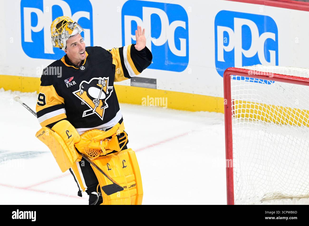 Pittsburgh Penguins Torhüter Marc-Andre Fleury winkt den Fans nach dem Sieg 4-1 gegen die Columbus Blue Jackets in der PPG Paints Arena in Pittsburgh am Samstag, den 27. September 2025. Marc-Andre Fleury unterschrieb einen professionellen Tryout-Vertrag und spielte die dritte Periode bei den Penguins, um seine Karriere in einer Penguins-Uniform zu beenden. Foto von Archie Carpenter/UPI. Stockfoto
