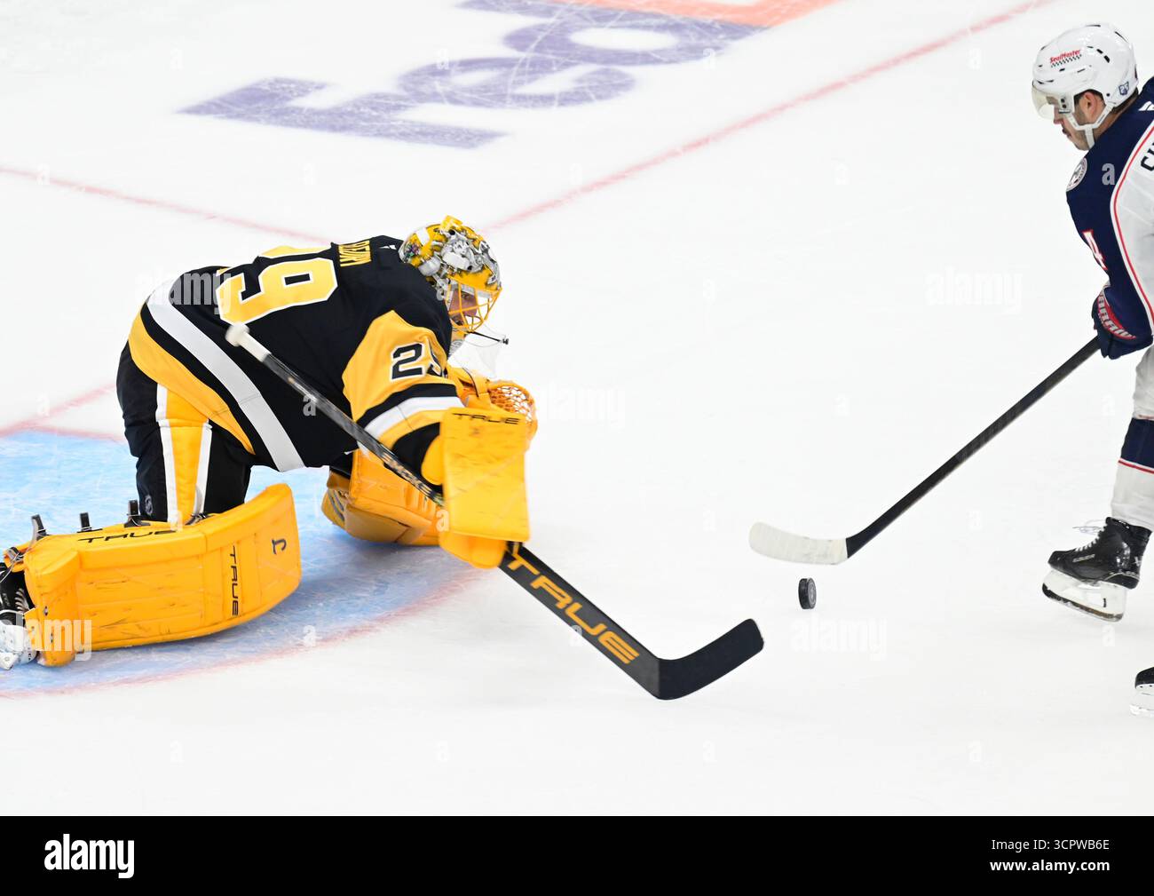 Pittsburgh Penguins Torhüter Marc-Andre Fleury während des Sonderschießens nach dem Sieg 4-1 gegen die Columbus Blue Jackets in der PPG Paintings Arena in Pittsburgh am Samstag, den 27. September 2025. Marc-Andre Fleury unterschrieb einen professionellen Tryout-Vertrag und spielte die dritte Periode bei den Penguins, um seine Karriere in einer Penguins-Uniform zu beenden. Foto von Archie Carpenter/UPI. Stockfoto