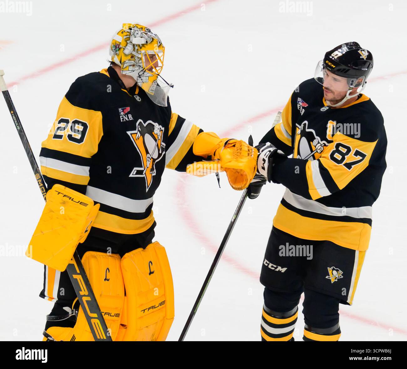 Sidney Crosby (87) begrüßt Pittsburgh Penguins Torhüter Marc-Andre Fleury nach dem Sieg 4-1 gegen die Columbus Blue Jackets in der PPG Paints Arena in Pittsburgh am Samstag, den 27. September 2025. Marc-Andre Fleury unterschrieb einen professionellen Tryout-Vertrag und spielte die dritte Periode bei den Penguins, um seine Karriere in einer Penguins-Uniform zu beenden. Foto von Archie Carpenter/UPI. Stockfoto