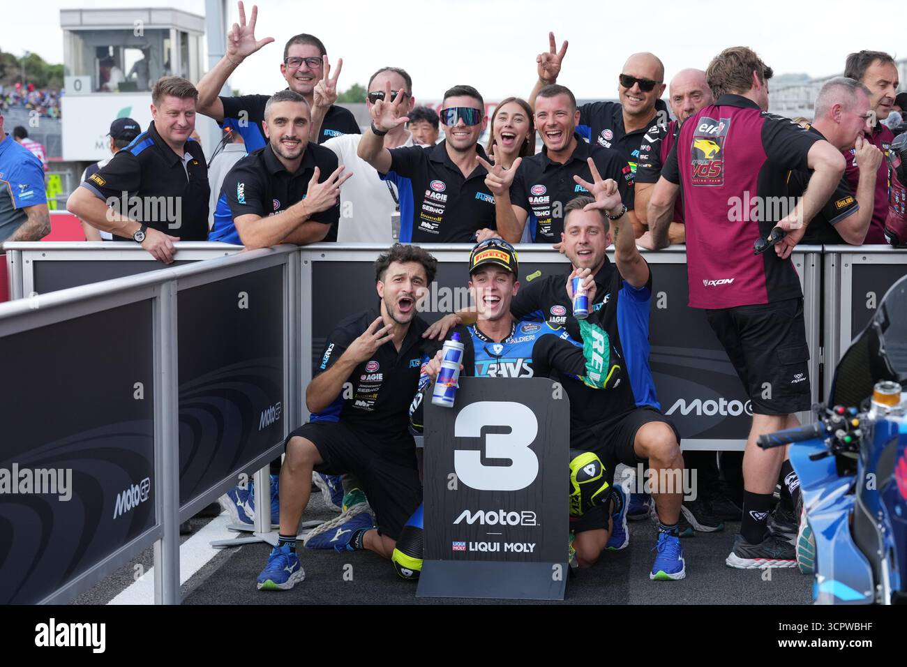 Brazilian rider Diogo Moreira of Italtrans Racing Team celebrates with his team after winning second placecMoto2 race for Grand Prix of Japan at the Twin Ring Motegi circuit in Motegi, north of Tokyo, Sunday, Sept. 28, 2025. (AP Photo/Hiro Komae) Stockfoto