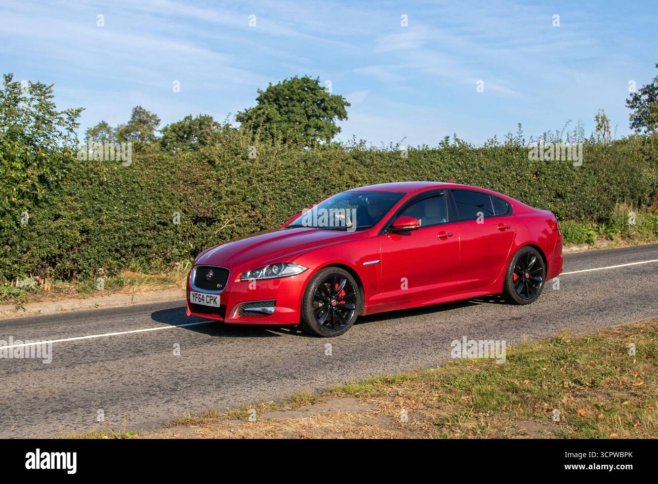 2015 Rot Jaguar XF S Portfolio V6 D Auto D S V6 275 Auto Opt Start/Stopp Car Diesel Limousine 2993 ccm; Oldtimer-Liebhaber reisen schnell zur Cheshire Classic Car Show, Großbritannien Stockfoto