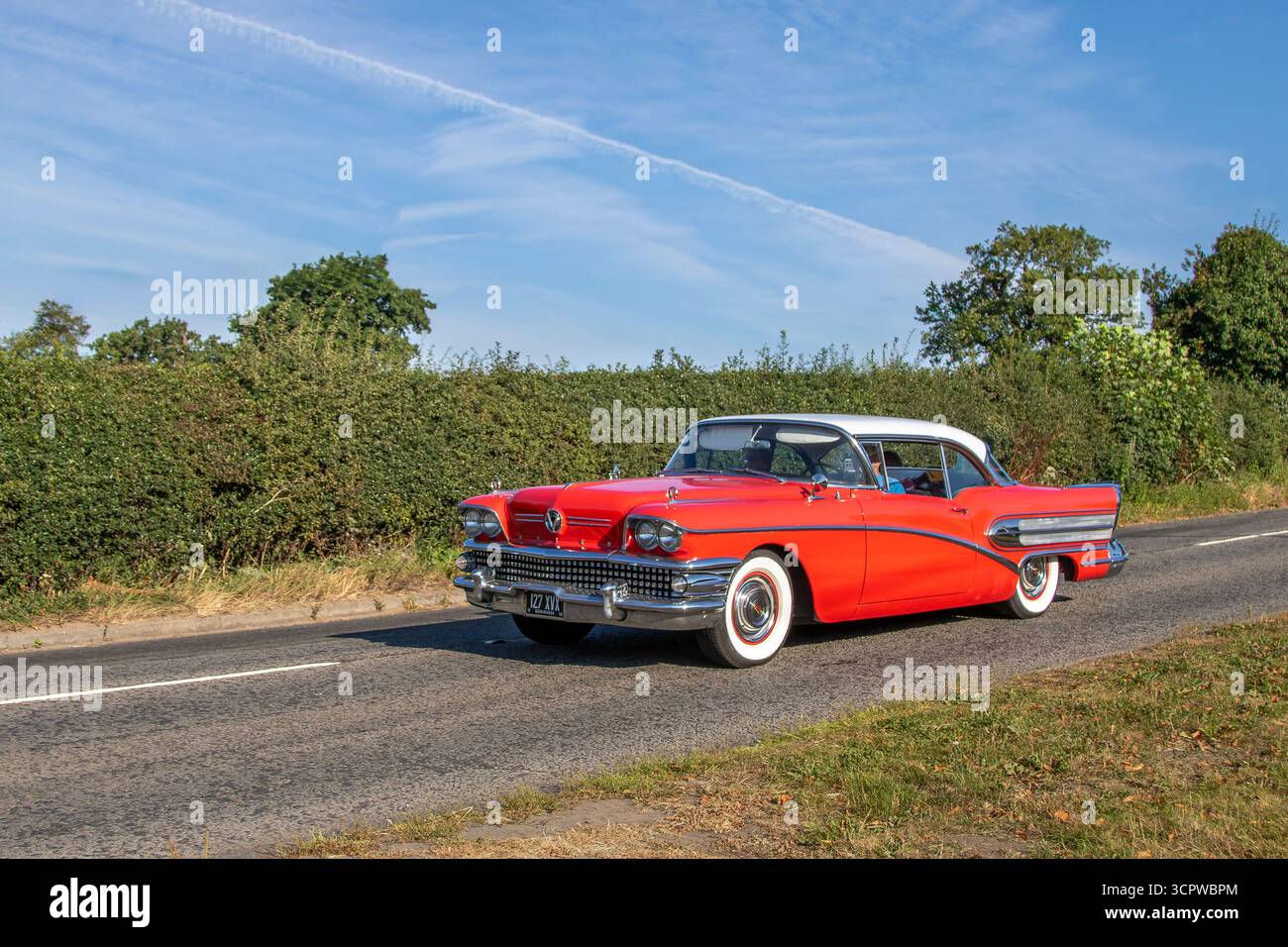 1958 50er Jahre amerikanisches Red Buick Super Riviera Coupe. Benzin 5957 ccm; Oldtimer-Enthusiasten reisen mit hoher Geschwindigkeit zur Cheshire Classic Car Show, Großbritannien Stockfoto