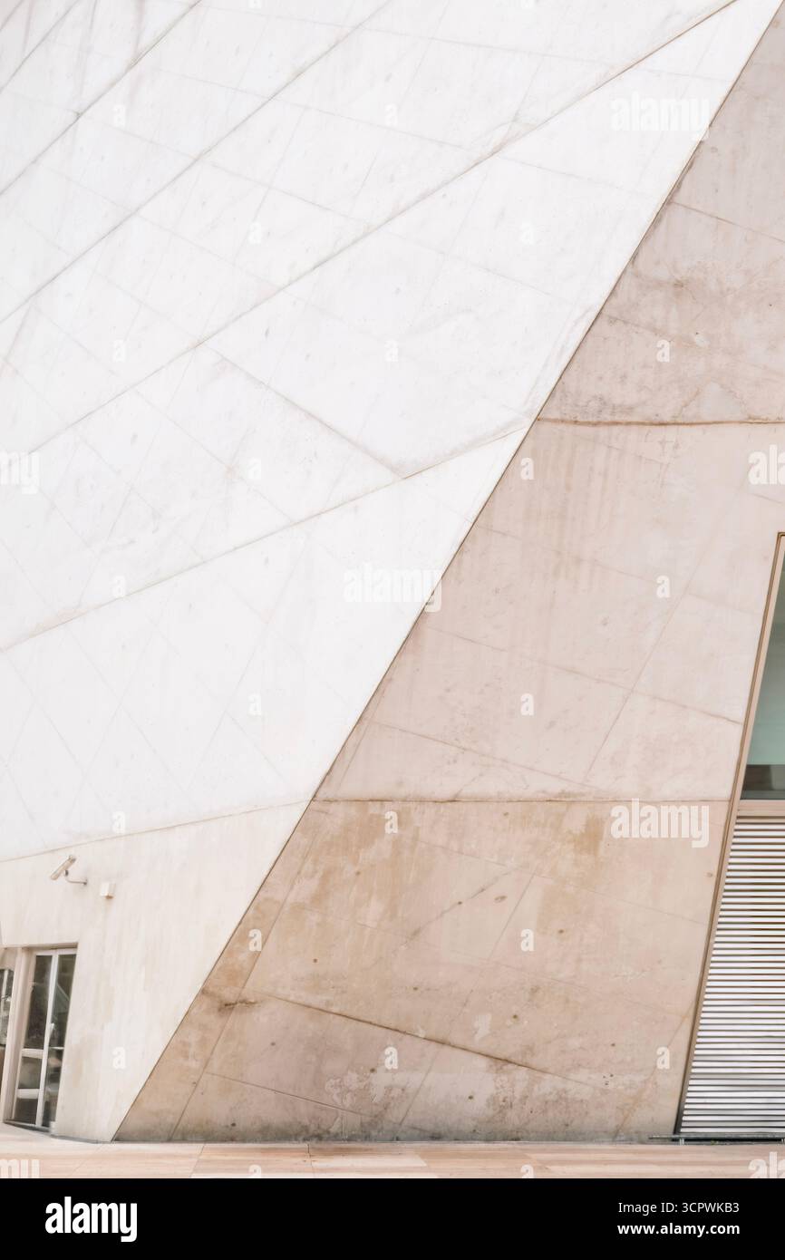 Abstrakte Geometrische Komposition Von Sich Schneidenden Weißen Betonflächen Im Casa Da Musica Porto. Eckige Architektur Formen, Licht, Musikhaus Stockfoto