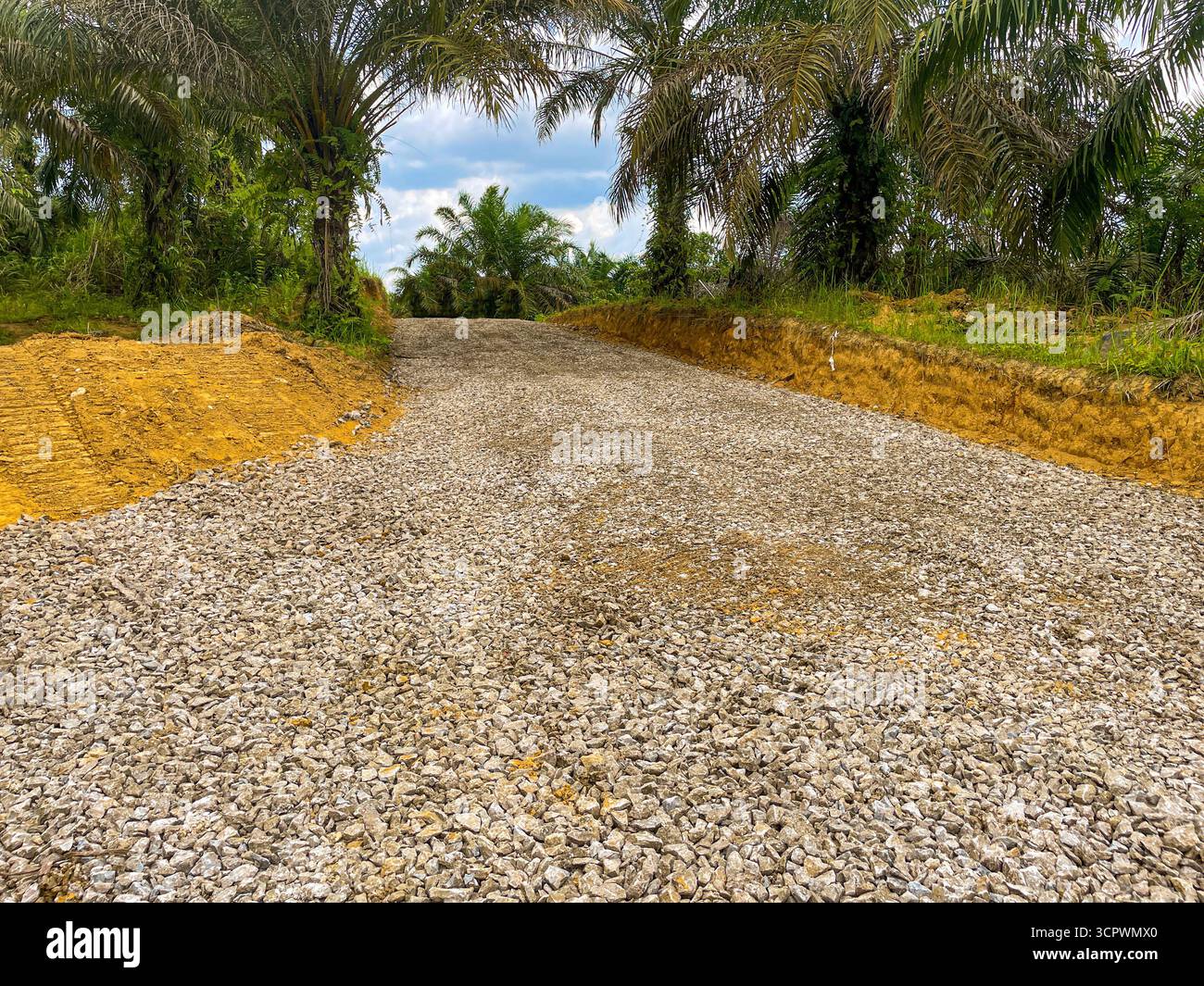 Landstraße mit Schotteraggregat für die Straßenstruktur - Smartphone-aufgenommenes Stockfoto