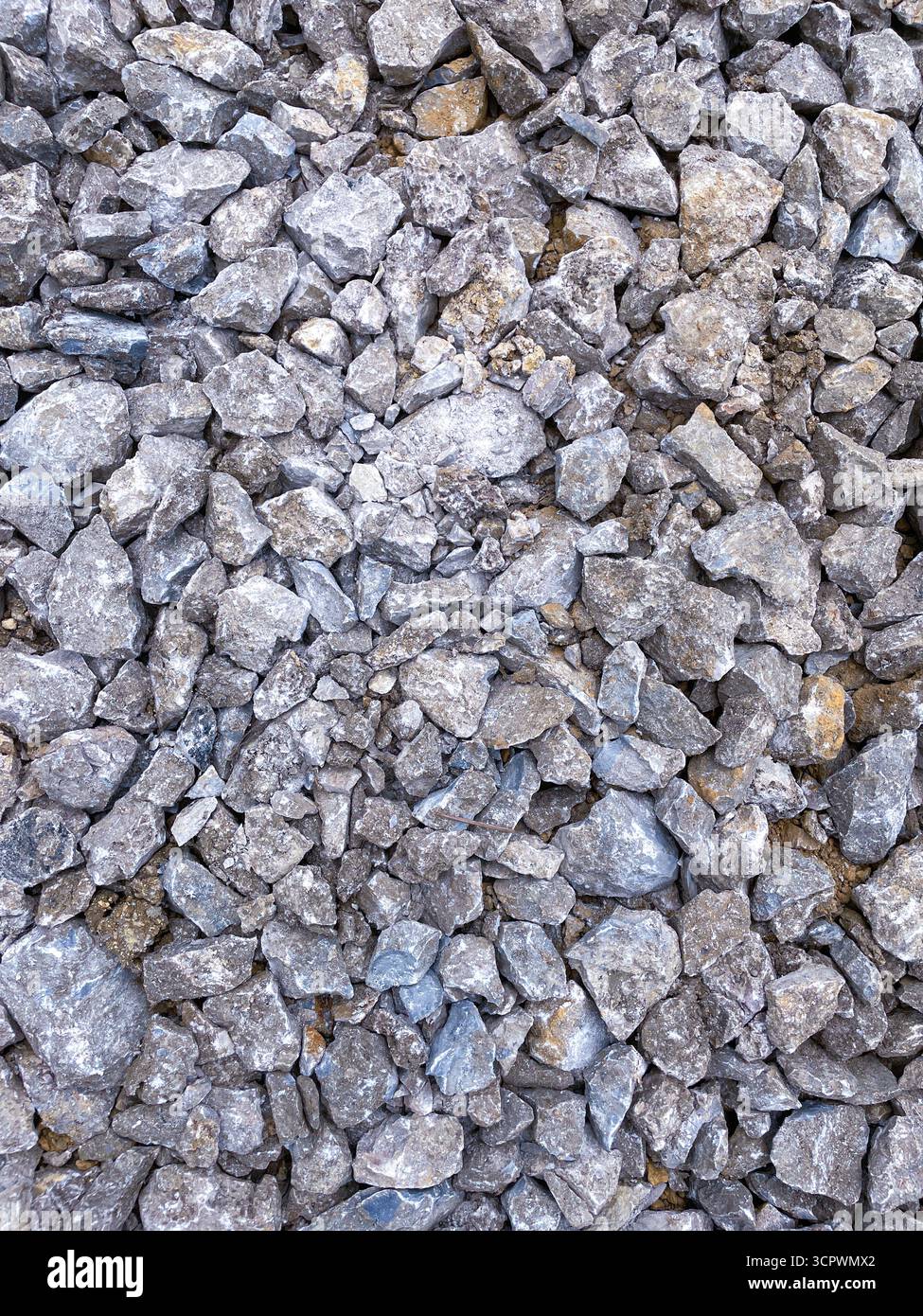 Nahaufnahme grauer, zerquetschter Kiesstein Textur Hintergrund - Smartphone-aufgenommenes Stockfoto