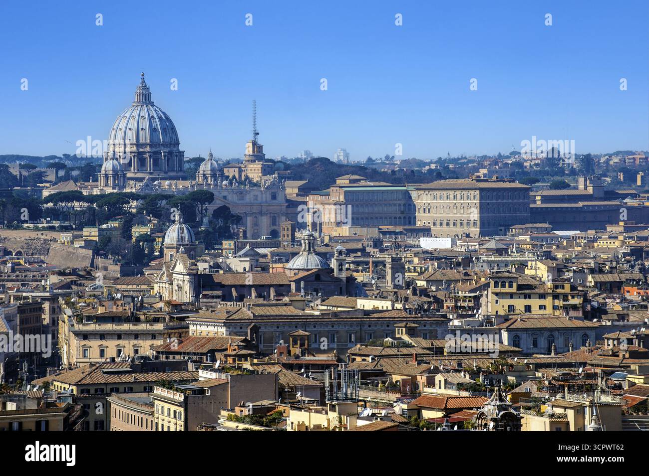 Blick auf das historische Zentrum von Rom mit Vatikanstadt im Hintergrund und Petersdom auf der linken Seite. Antenne des Vatikanischen Radios auf der rechten Seite Stockfoto