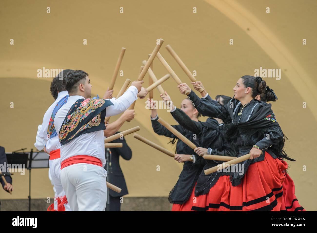 Logrono, La Rioja, SPANIEN. September 2025. Die Feierlichkeiten von San Mateo in La Rioja gipfeln mit der traditionellen Traubenernte. Die Veranstaltung markiert das Ende der schutzheiligen-Feierlichkeiten und ehrt die Traubenernte und die reiche Weinbautradition dieser berühmten spanischen Weinregion. (Foto: MARIO MARTIJA). Quelle: Mario Martija/Alamy Live News Stockfoto