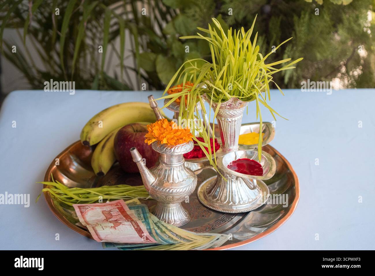Tika und Jamara wurden in ein silbernes Utensilien mit Gerstensprossen, Geld und Früchten für die Vijaya Dashami Zeremonie während des Dashain Festivals in Nepal gelegt. Stockfoto