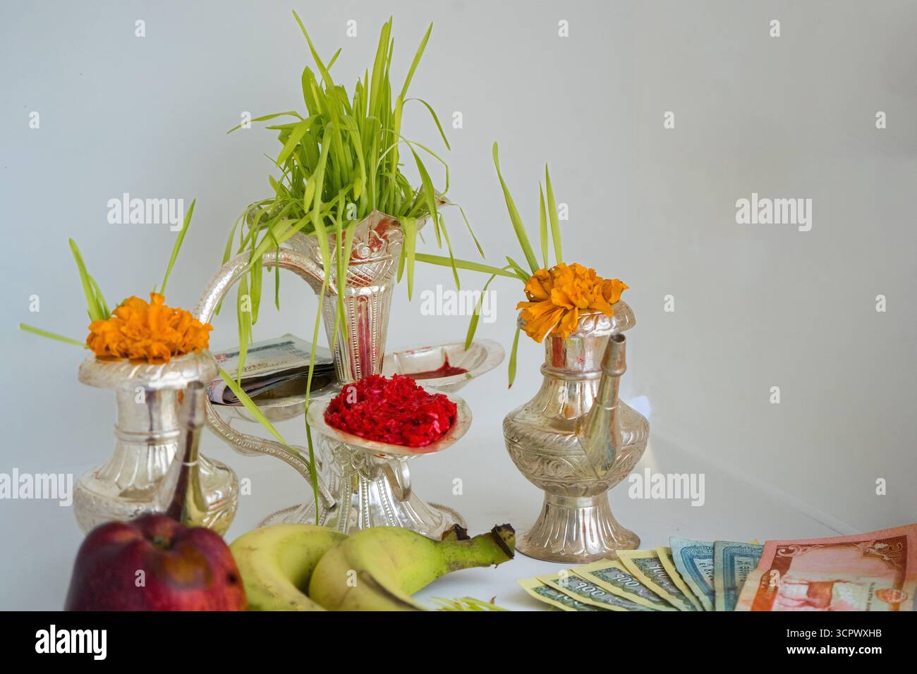 Tika und Jamara wurden in ein silbernes Utensilien mit Gerstensprossen, Geld und Früchten für die Vijaya Dashami Zeremonie während des Dashain Festivals in Nepal gelegt. Stockfoto