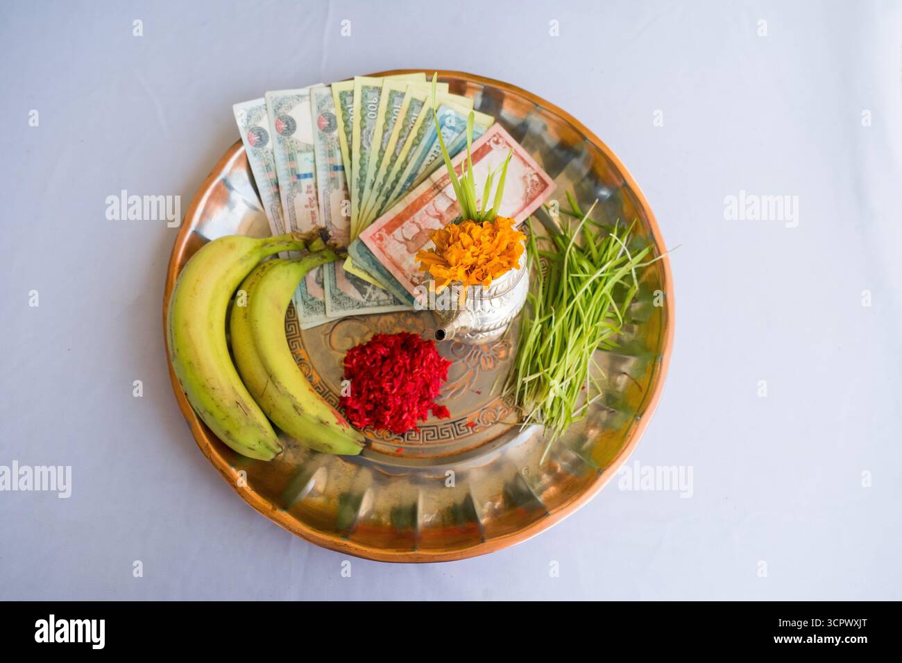 Tika und Jamara wurden in ein silbernes Utensilien mit Gerstensprossen, Geld und Früchten für die Vijaya Dashami Zeremonie während des Dashain Festivals in Nepal gelegt. Stockfoto