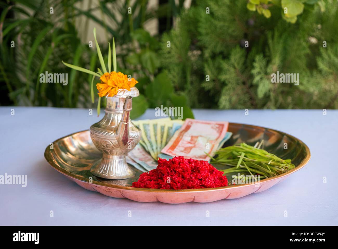 Tika und Jamara wurden in ein silbernes Utensilien mit Gerstensprossen, Geld und Früchten für die Vijaya Dashami Zeremonie während des Dashain Festivals in Nepal gelegt. Stockfoto