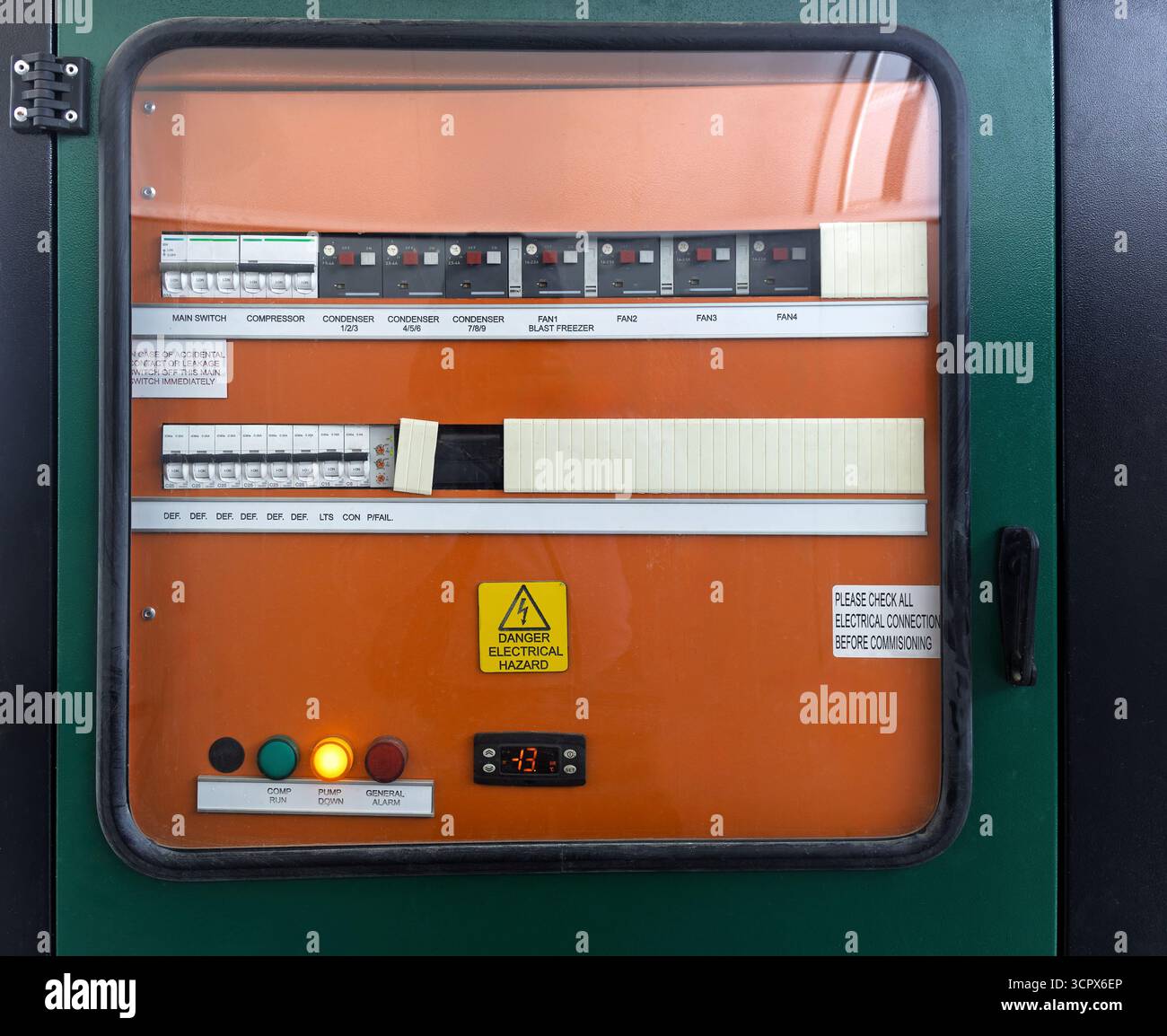 Elektrische Leistungsschalter im Metallkasten mit durchsichtigem Fenster, Tasten und Thermometerbedienfeld, Metallgehäuse mit Abschirmung, Stockfoto