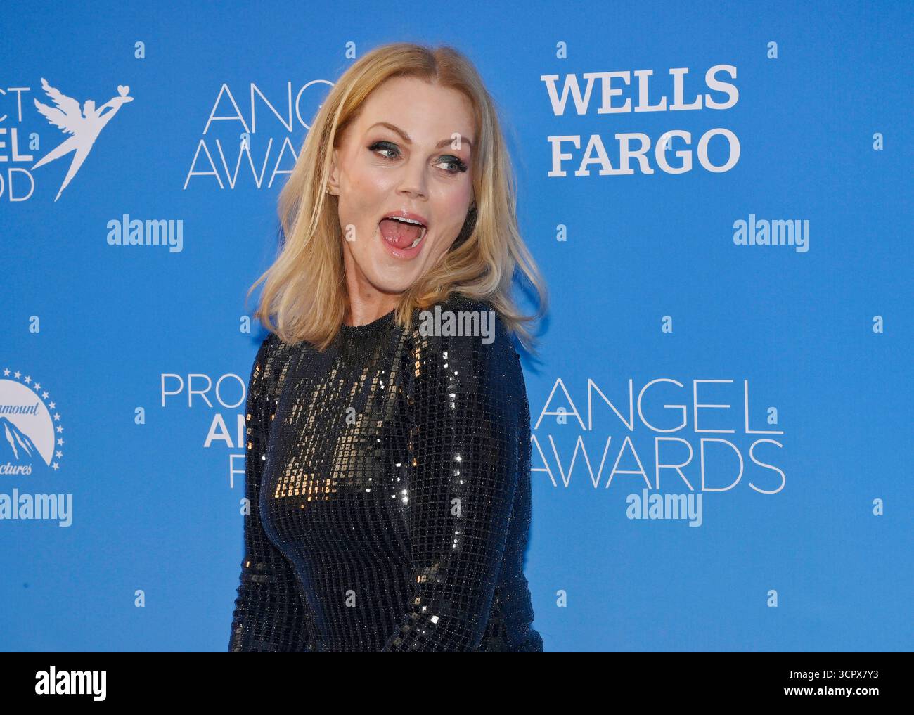Los Angeles, Usa. September 2025. Belinda Carlisle nimmt an der jährlichen Angel Awards-Gala zu Ehren der Schauspielerin Jennifer Tilly im Paramount Pictures Studio in Los Angeles am Samstag, den 27. September 2025 Teil. Seit 1989 hat Project Angel Food mehr als 20 Millionen Mahlzeiten für Menschen mit Krebs, Diabetes, Herzinsuffizienz, Nierenerkrankungen HIV/AIDS und anderen lebensbedrohlichen Krankheiten zubereitet und geliefert. Foto: Jim Ruymen/UPI Credit: UPI/Alamy Live News Stockfoto