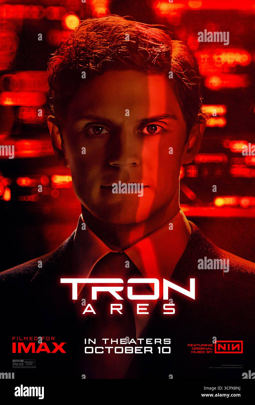 TRON: Ares (2025) unter der Regie von Joachim Rønning mit Evan Peters in der Hauptrolle als Julian Dillinger, dem mächtigen Anführer von Dillinger Systems und Enkel von Ed Dillinger, der Bedrohungen an der Schnittstelle von Technologie und Menschheit navigiert. NUR FÜR REDAKTIONELLE ZWECKE des Posters mit US-Schriftzeichen. Quelle: BFA / Walt Disney Studios Motion Pictures Stockfoto