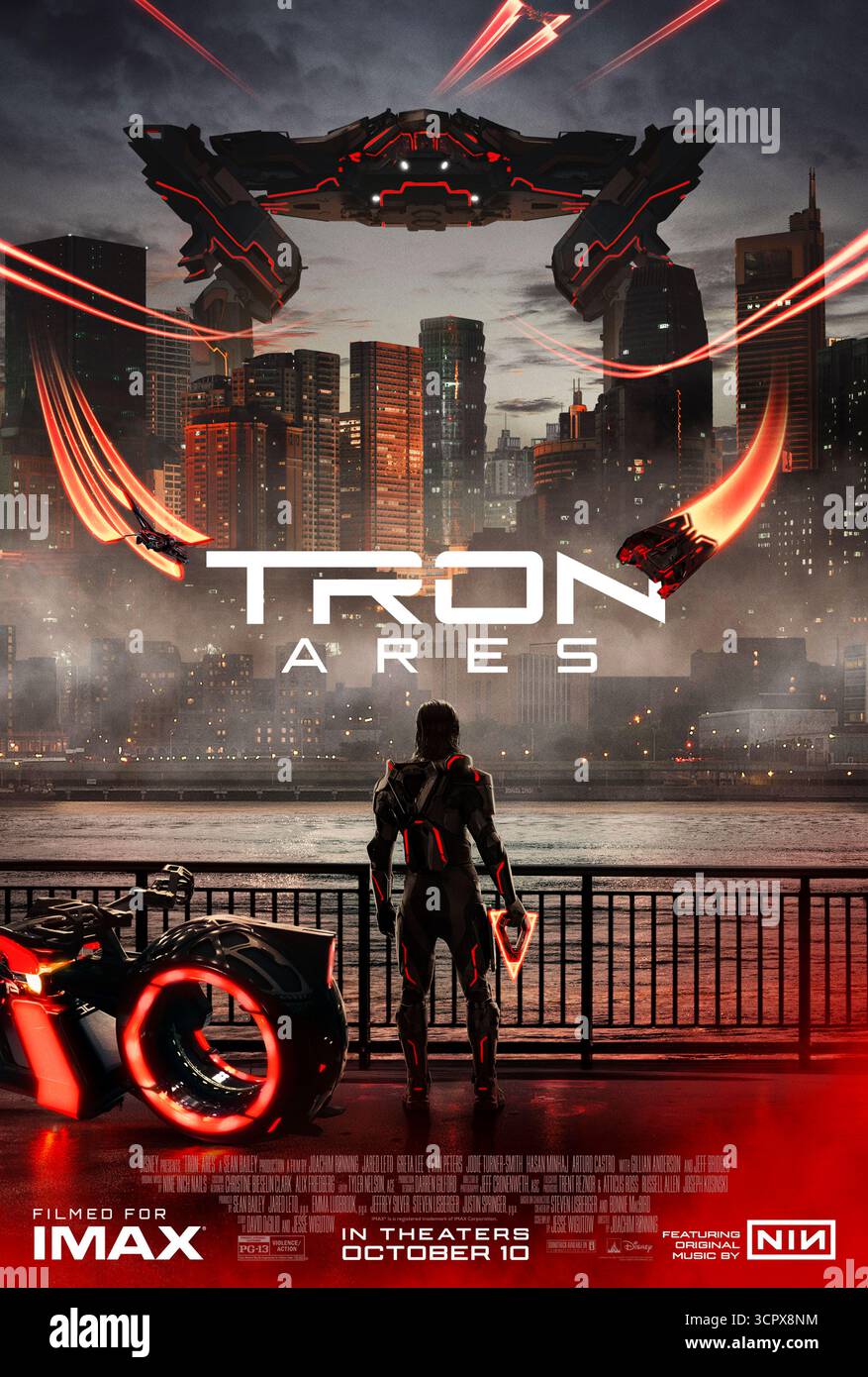 TRON: Ares (2025) von Joachim Rønning mit Jared Leto, Evan Peters und Greta Lee. Ein Programm durchquert die menschliche Welt und löst einen neuen Kampf zwischen Realität und digitaler Grenze aus. Foto eines Original-Posters aus dem Jahr 2025 (USA), das NUR FÜR REDAKTIONELLE ZWECKE VERWENDET WIRD. Quelle: BFA / Walt Disney Studios Motion Pictures Stockfoto