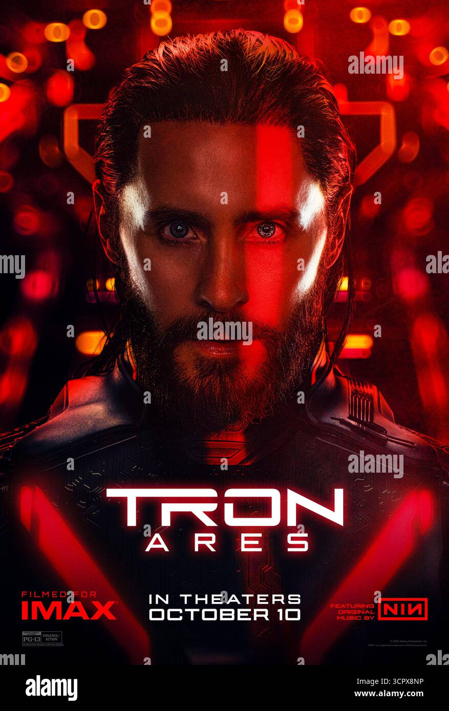 TRON: Ares (2025) unter der Regie von Joachim Rønning und mit Jared Leto als Ares, einem fortschrittlichen Programm, das von der digitalen Welt in die Realität geschickt wurde, auf einer gefährlichen Mission, die die erste Begegnung der Menschheit mit Wesen künstlicher Intelligenz markiert. NUR FÜR REDAKTIONELLE ZWECKE des Posters mit US-Schriftzeichen. Quelle: BFA / Walt Disney Studios Motion Pictures Stockfoto