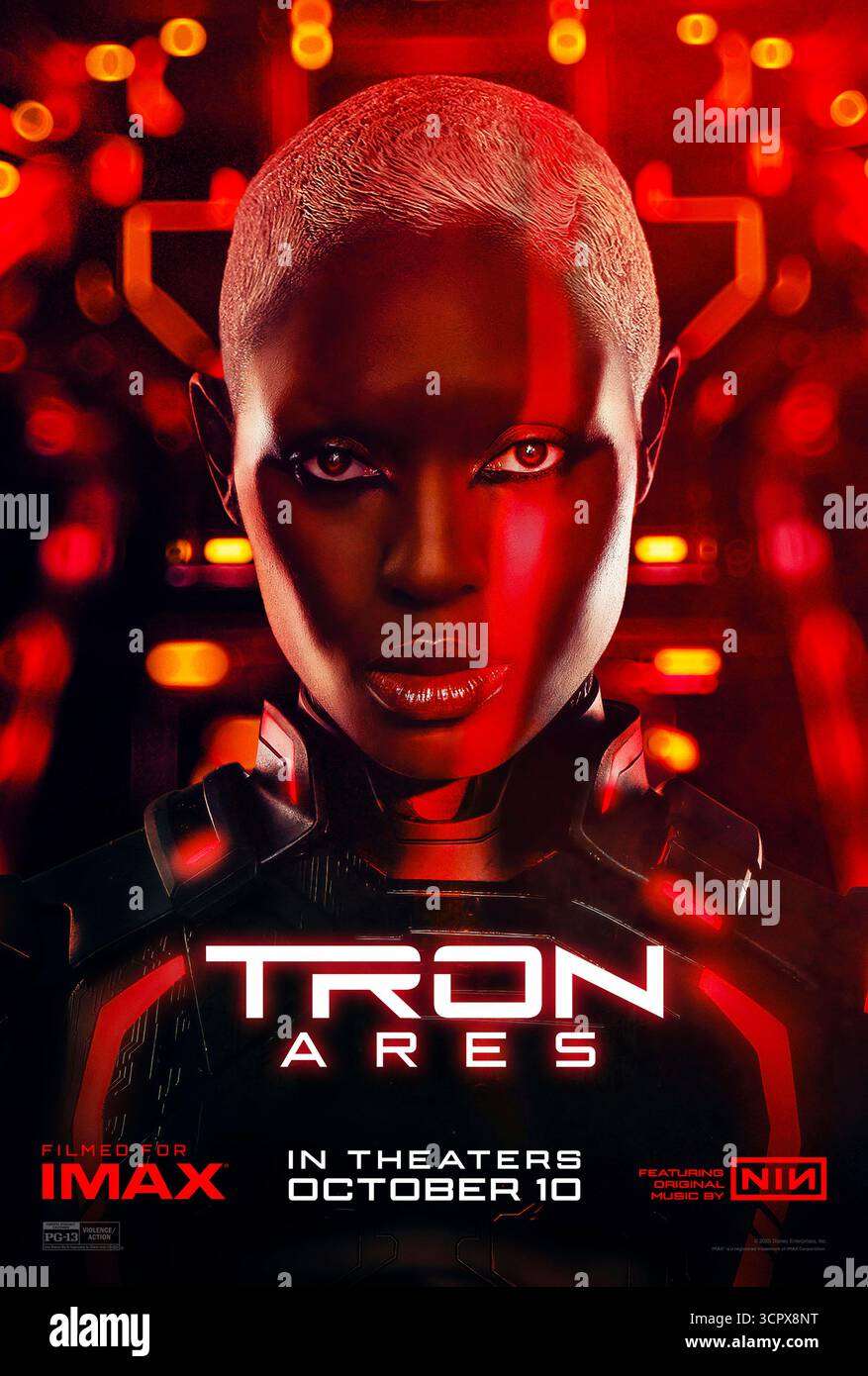 TRON: Ares (2025) unter der Regie von Joachim Rønning und mit Jodie Turner-Smith als Athena, einem beeindruckenden Programm, das Ares an zweiter Stelle steht, auf einer Mission, die die Grenze zwischen KI und Menschlichkeit herausfordert. NUR FÜR REDAKTIONELLE ZWECKE des Posters mit US-Schriftzeichen. Quelle: BFA / Walt Disney Studios Motion Pictures Stockfoto