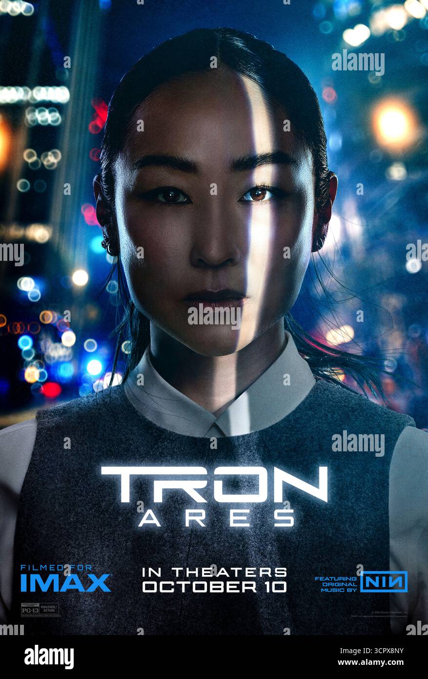 TRON: Ares (2025) unter der Regie von Joachim Rønning und mit Greta Lee als Eve Kim, CEO von ENCOM, auf der Suche nach revolutionärer Programmierung in einer Welt, in der digitale und reale Welten aufeinander treffen. NUR FÜR REDAKTIONELLE ZWECKE des Posters mit US-Schriftzeichen. Quelle: BFA / Walt Disney Studios Motion Pictures Stockfoto