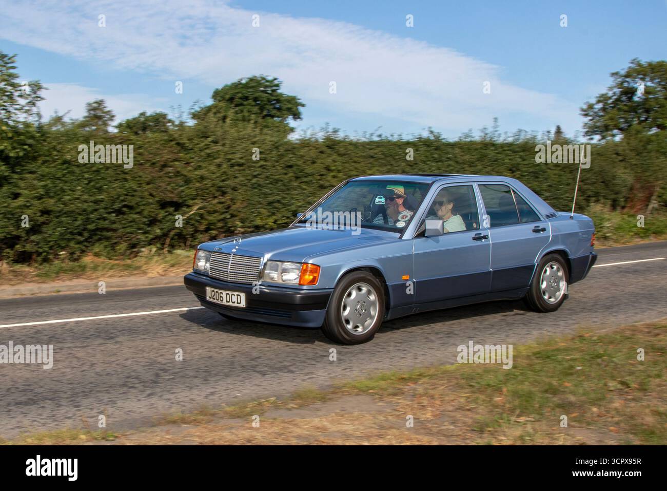 1991 90er-Jahre MERCEDES BENZ 190E Auto Limousine Benzinmotor 1997 ccm, Perlblau außen, grauer Innenraum, 5-Gang-Schaltgetriebe; Oldtimer-Fans reisen schnell zur Cheshire Classic Car Show, Großbritannien Stockfoto