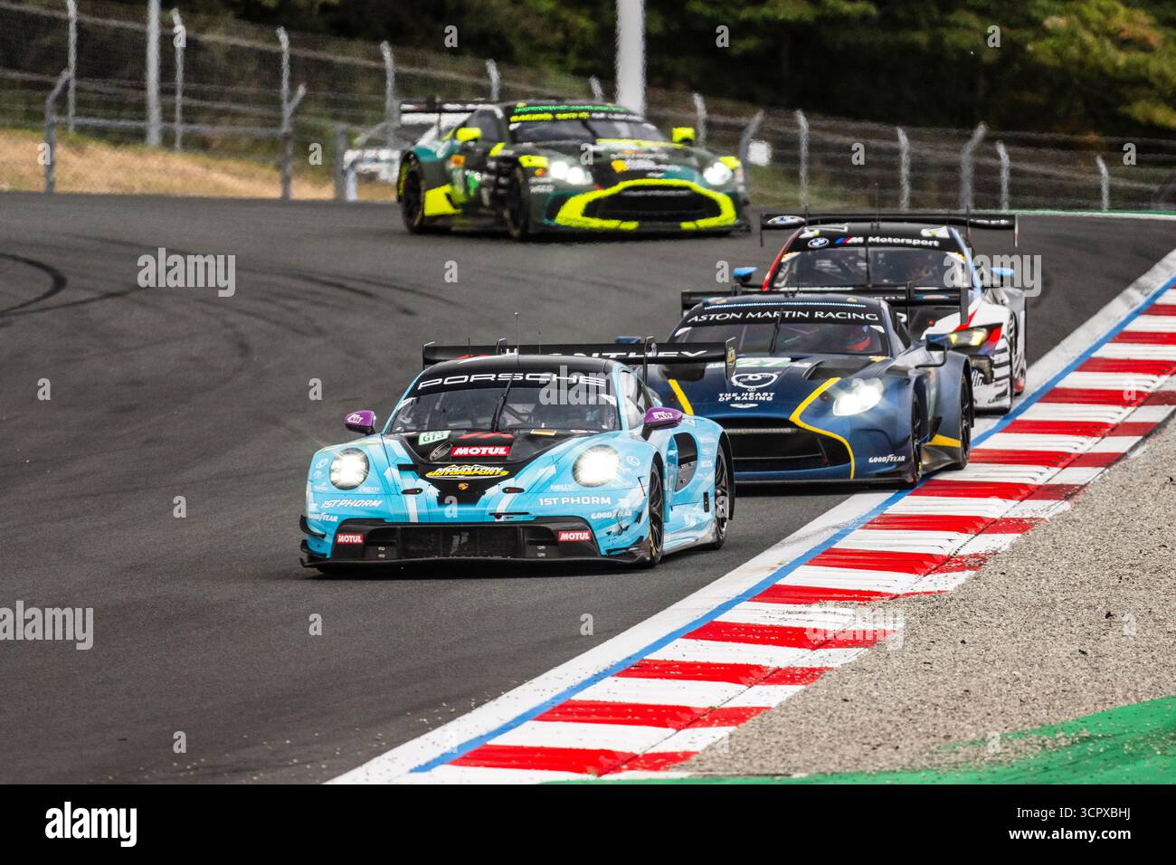 Oyama, Japon. September 2025. 92 HARDWICK Ryan (usa), LIETZ Richard (AUT), PERA Riccardo (ita), Manthey 1st Phorm, Porsche 911 GT3 R (992) #92, LM GT3, 27 DRUDI Mattia (ita), JAMES Ian (gbr), ROBICHON Zacharie (CAN), Heart of Racing Team, Aston Martin Vantage AMR GT3 Eco #27, LM GT3, LM GT3, Action während der Weltmeisterschaft des 28. September 2025, 2025 Fuji 7. September 2025 Stunden des Rennens, Fuyzuji, Fuji 5 López. DPPI Media/Alamy Live News Stockfoto
