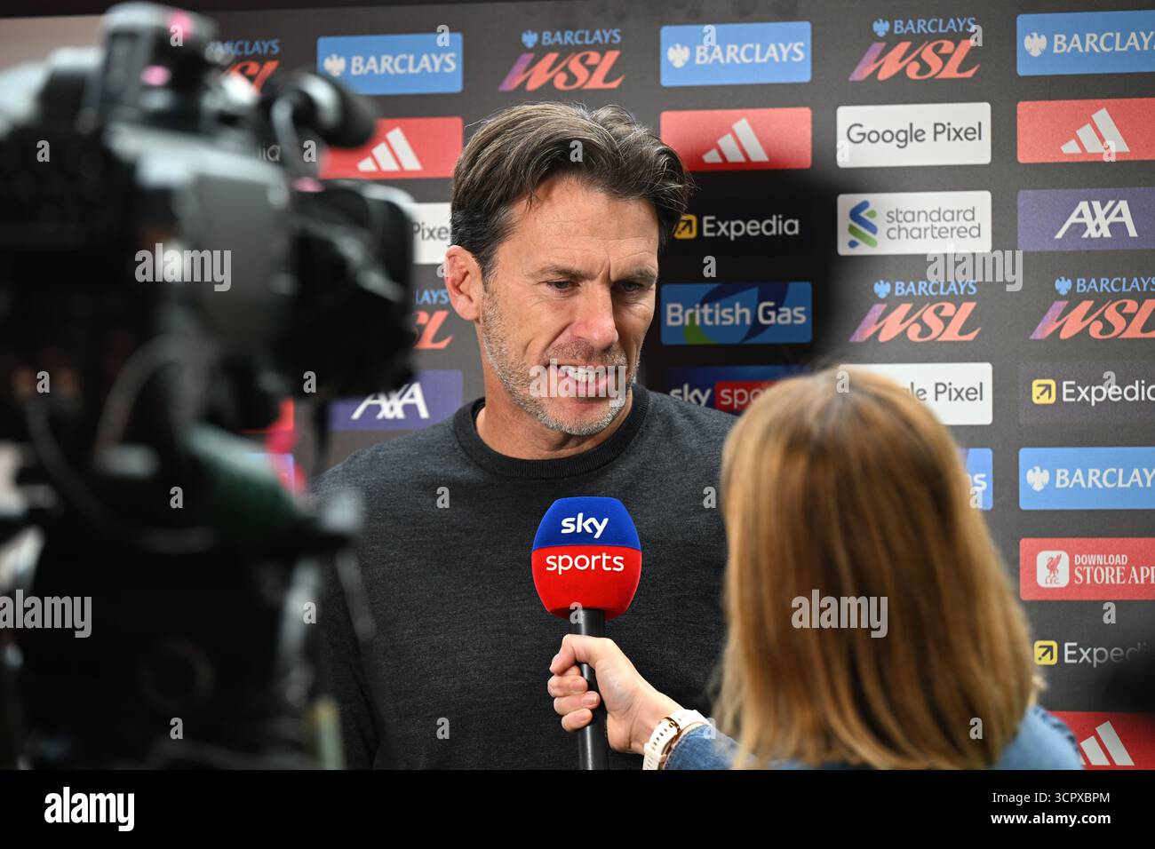 Liverpool-Trainer Gareth Taylor (Mitte) wurde vor dem Spiel der Barclays Women's Super League im Totally Wicked Stadium in St Helens interviewt. Bilddatum: Sonntag, 28. September 2025. Stockfoto Liverpool-Trainer Gareth Taylor (Mitte) wurde vor dem Spiel der Barclays Women's Super League im Totally Wicked Stadium in St Helens interviewt. Bilddatum: Sonntag, 28. September 2025. Stockfoto