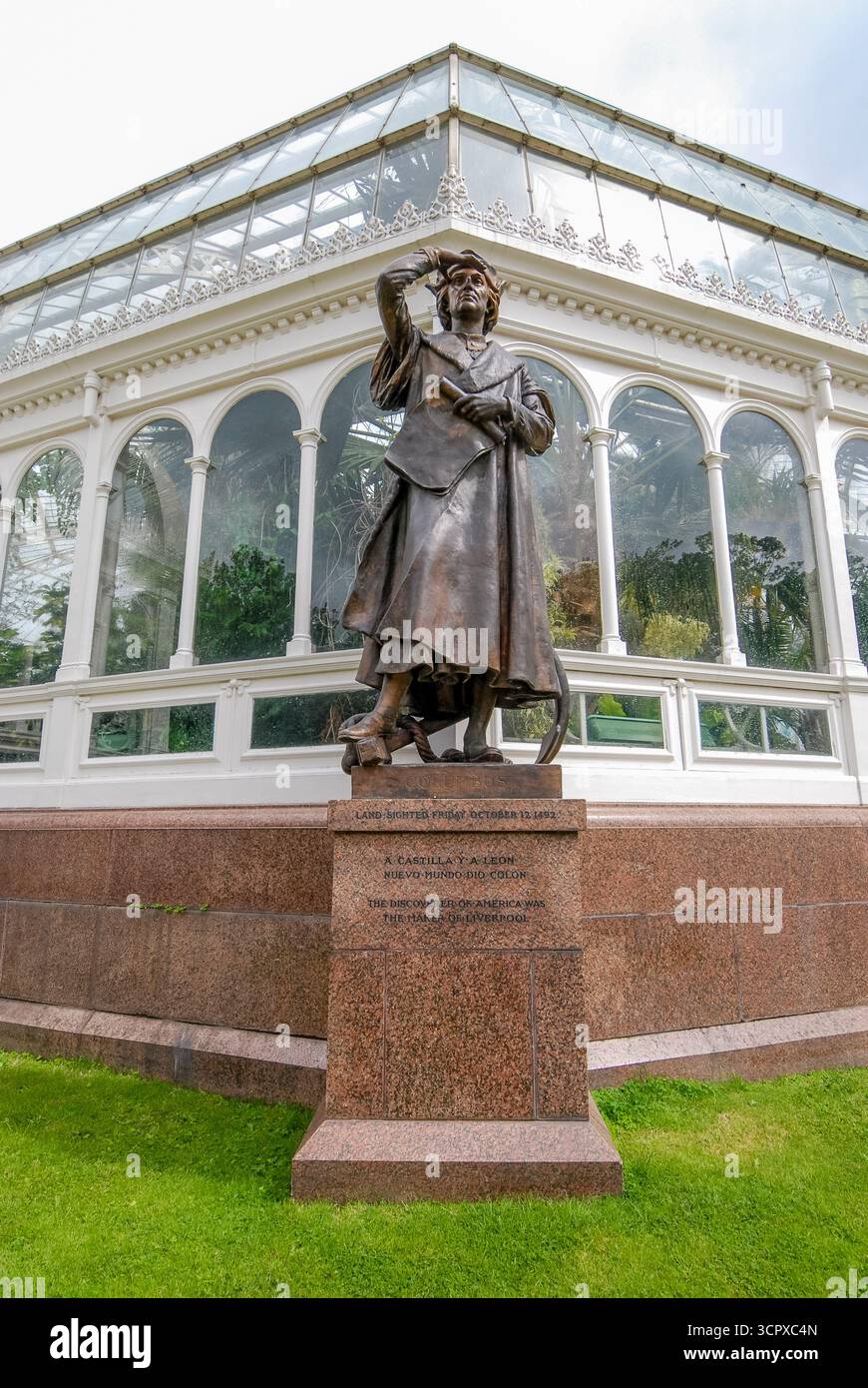 Statue von Christoph Columbus vor dem Sefton Park Palm House, Liverpool Stockfoto