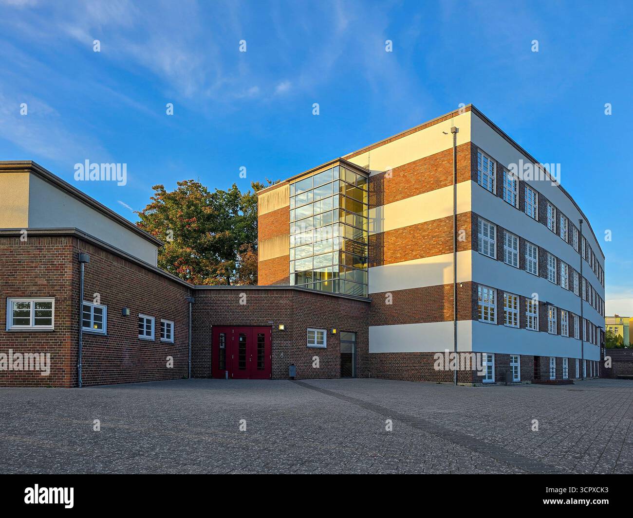 Modernes Bürogebäude oder Schule mit Ziegelfassade Stockfoto