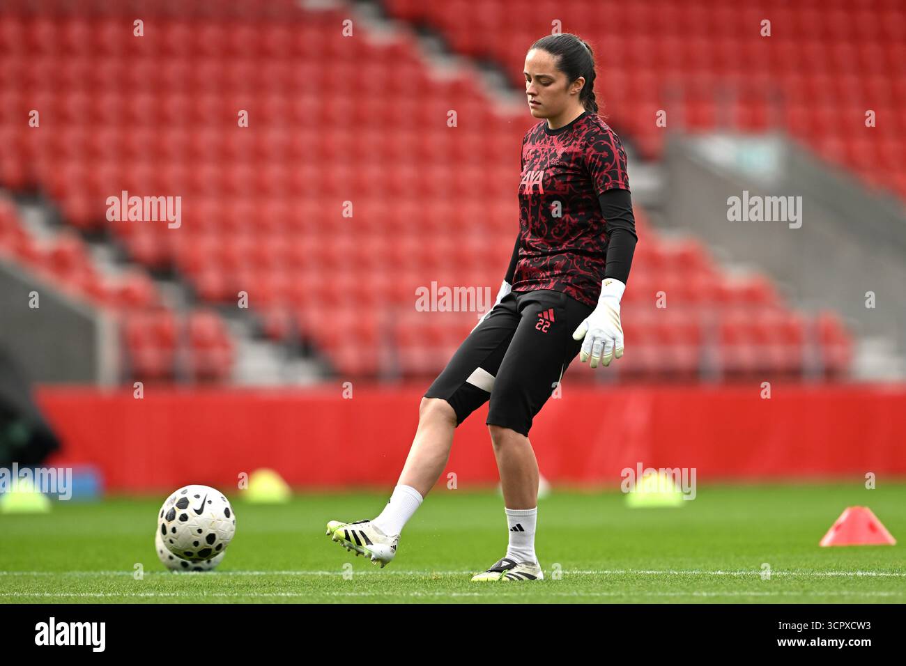 Liverpool Torhüter Faye Kirby wärmt sich vor dem Anpfiff vor dem Spiel der Barclays Women's Super League im Totally Wicked Stadium in St Helens auf. Bilddatum: Sonntag, 28. September 2025. Stockfoto Liverpool Torhüter Faye Kirby wärmt sich vor dem Anpfiff vor dem Spiel der Barclays Women's Super League im Totally Wicked Stadium in St Helens auf. Bilddatum: Sonntag, 28. September 2025. Stockfoto