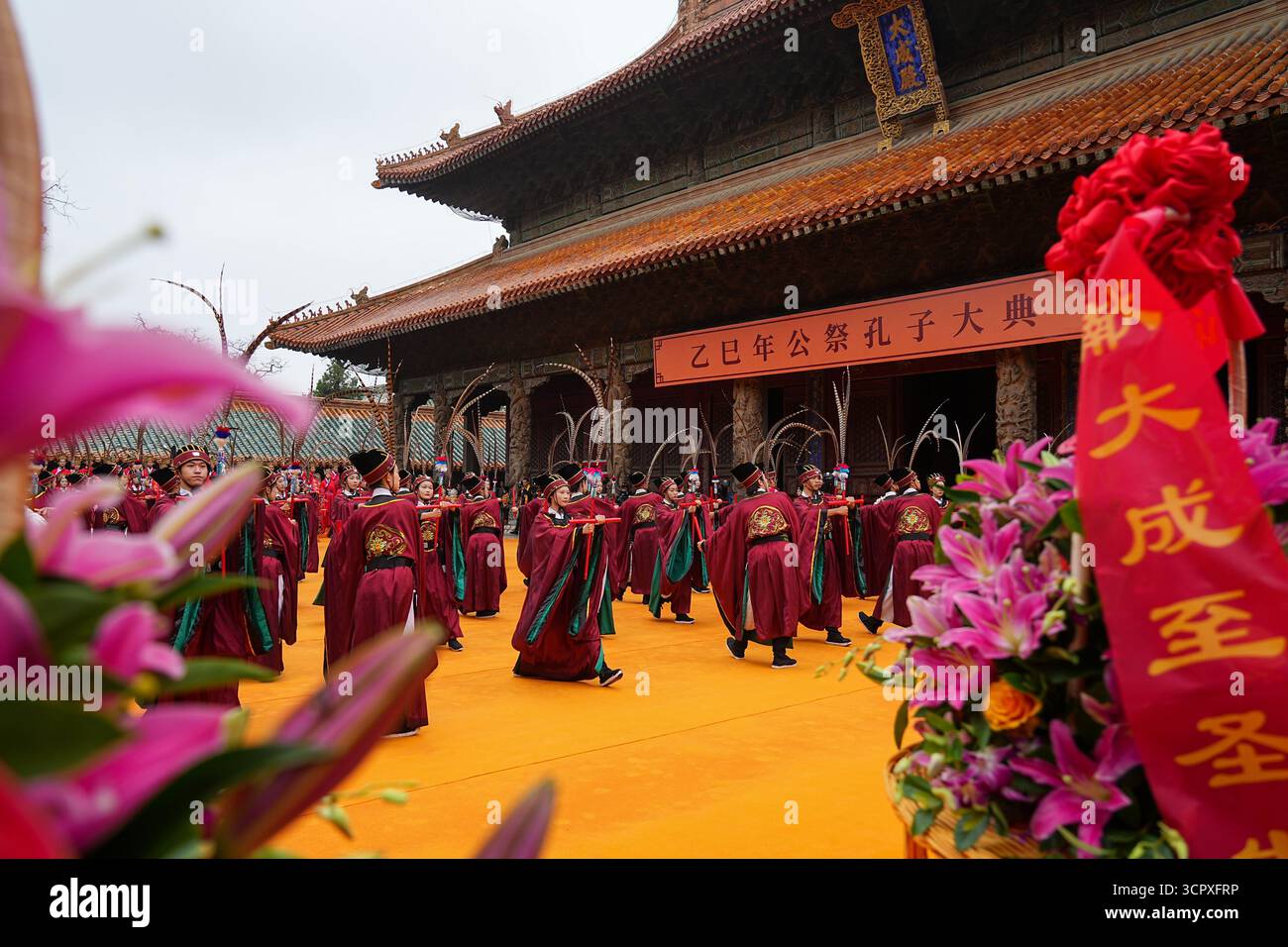 Qufu, chinesische Provinz Shandong. September 2025. Schauspieler treten während einer Zeremonie zum 2.576. Jahrestag der Geburt des alten chinesischen Philosophen Konfuzius in Qufu, ostchinesischer Provinz Shandong, am 28. September 2025 auf. Qufu, die Heimatstadt von Konfuzius in der ostchinesischen Provinz Shandong, hielt am Sonntag Online- und Offline-Zeremonien ab, um den 2.576. Jahrestag der Geburt des alten Philosophen zu gedenken. Quelle: Zhu Zheng/Xinhua/Alamy Live News Stockfoto
